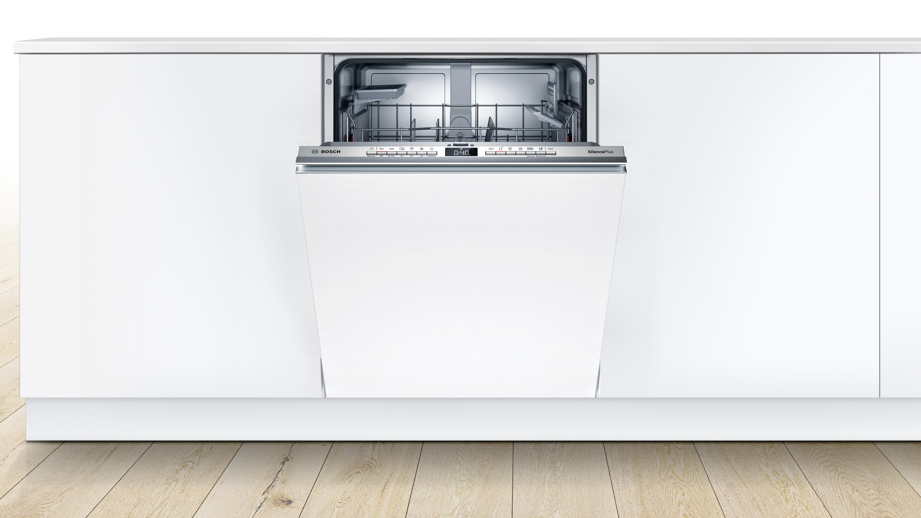 Bosch vaatwasser met de deur open, de binnenkant tonend. Schone witte keuken.