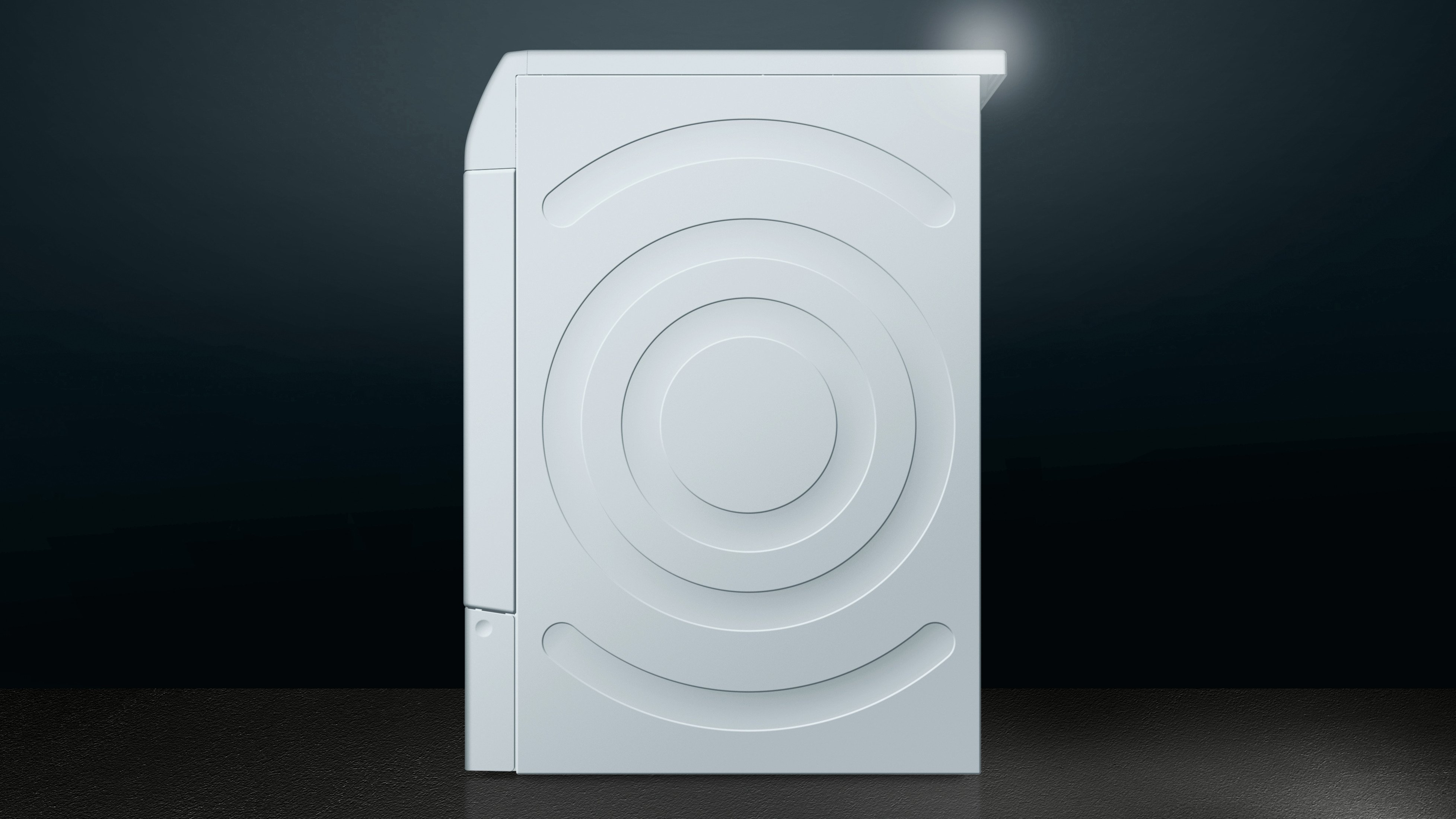 Biała pralka z zakrzywionym przodem i ciemnym tłem.