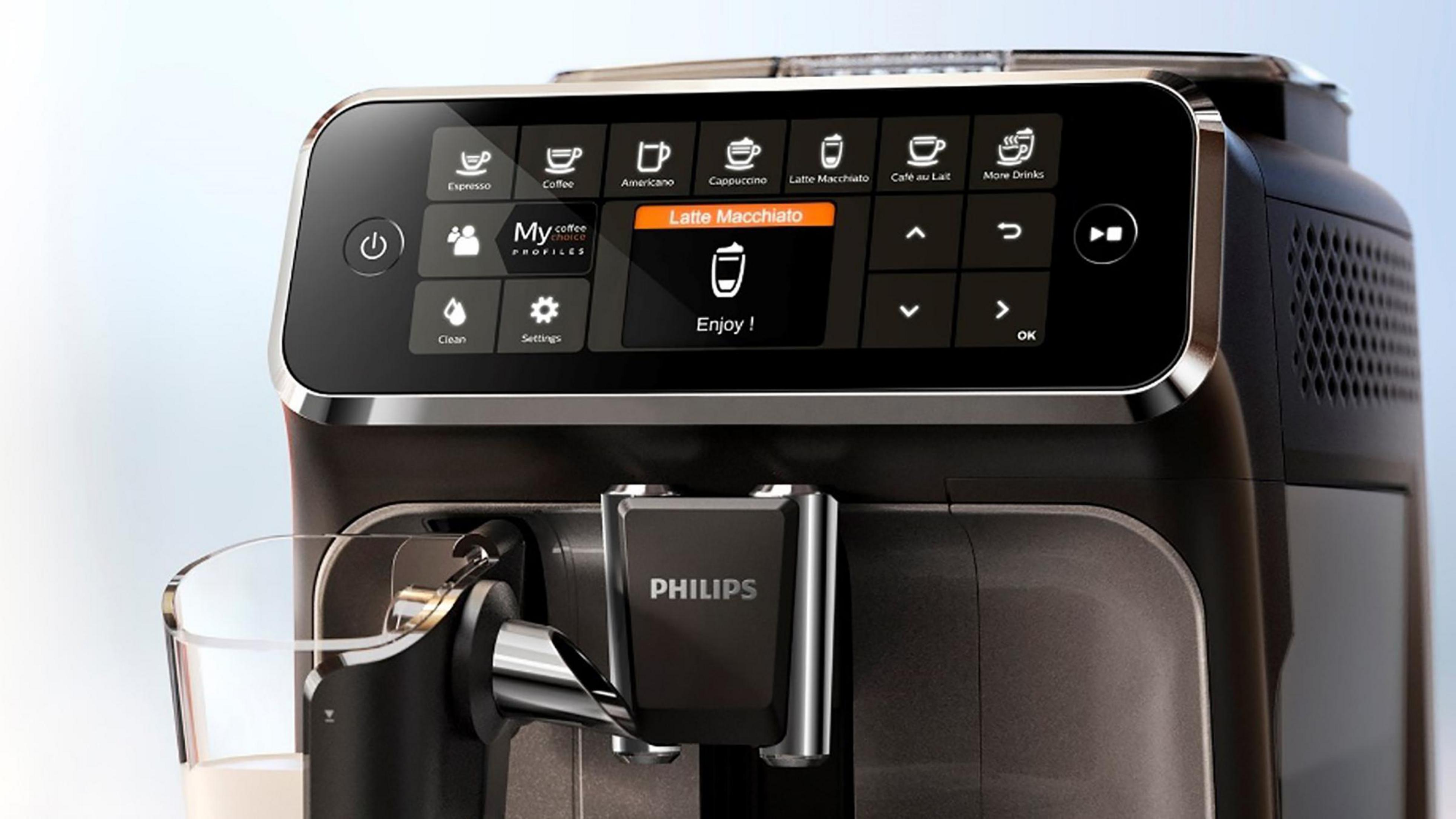 Latte macchiato seçimi ve çeşitli ayarları sergileyen dijital ekrana sahip modern bir Philips kahve makinesi.