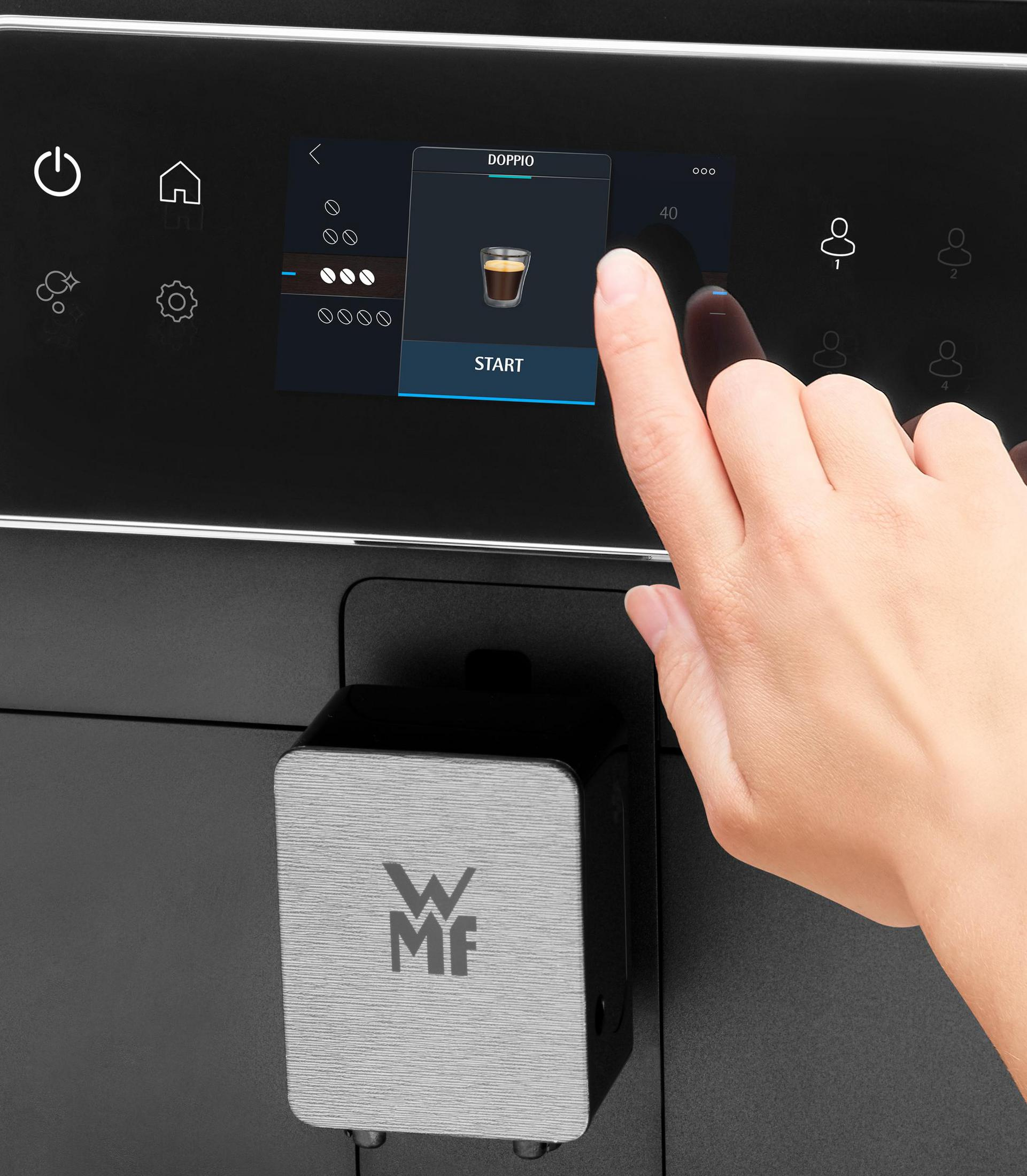 Hand berührt Kaffee-Maschinen-Bildschirm. Doppio-Kaffee-Option wird angezeigt.