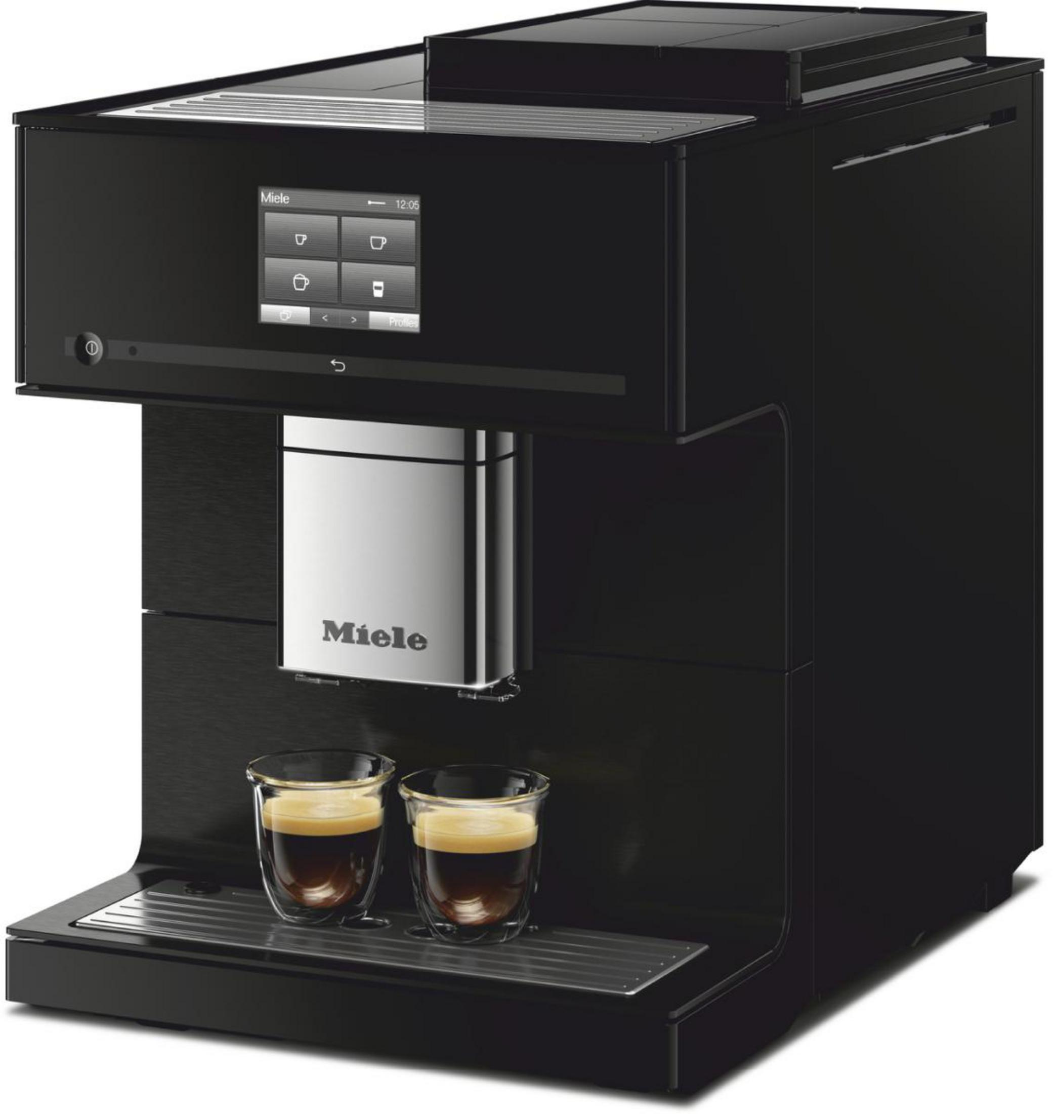 Schwarze Kaffeemaschine mit zwei Kaffeegläsern.