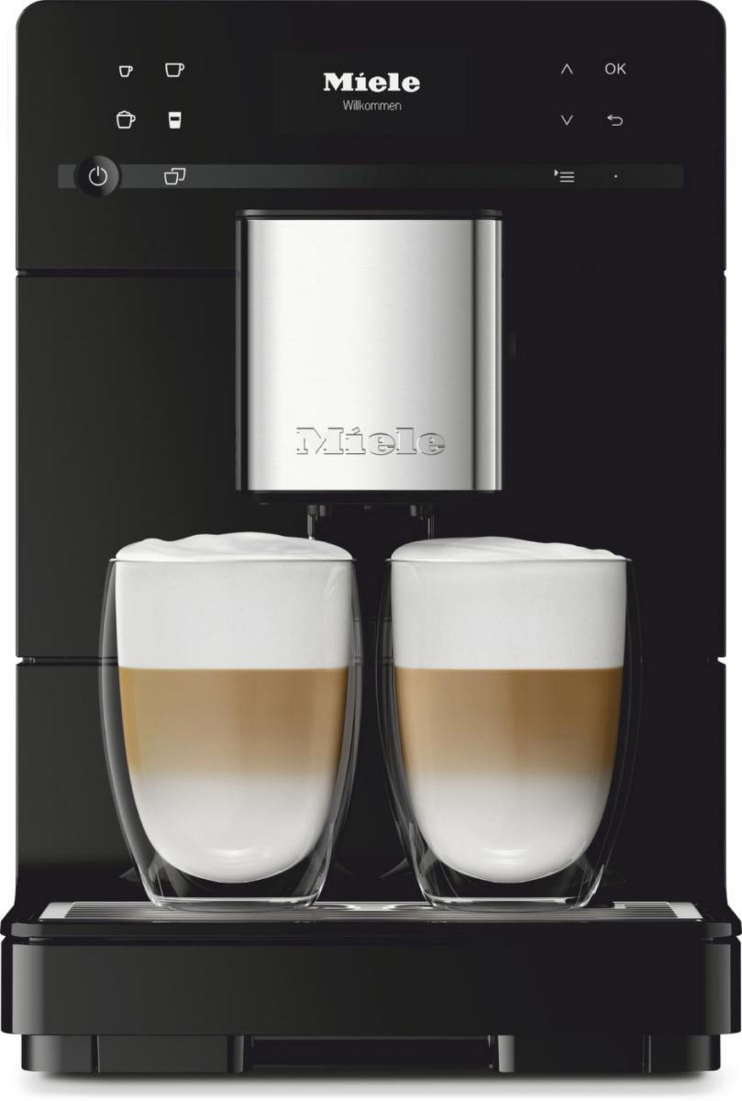 Schwarze und silberne Miele Kaffeemaschine mit zwei Gläsern geschichteter Kaffeegetränke.
