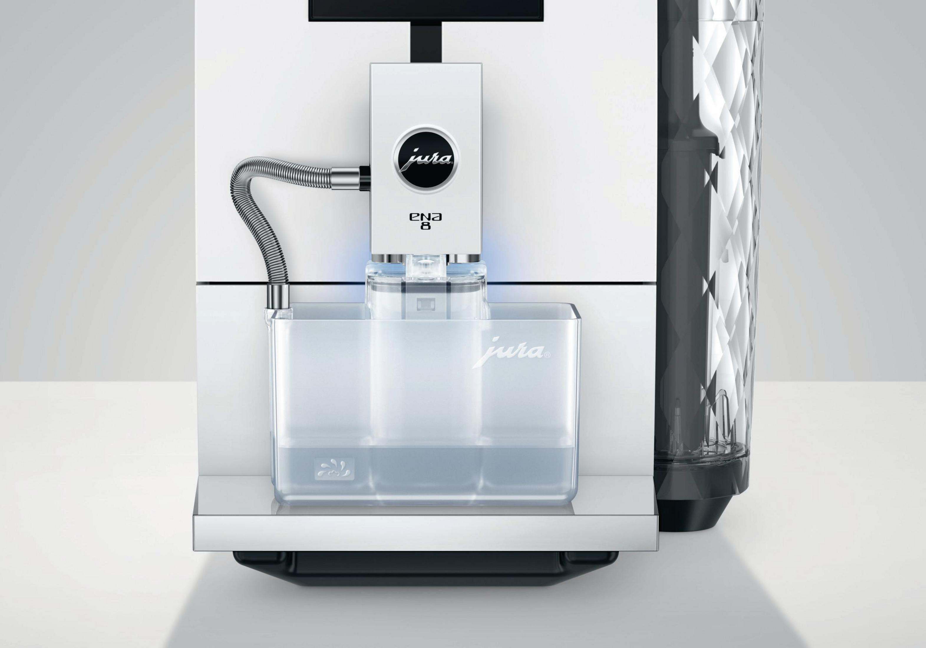 Zbliżenie białego ekspresu do kawy Jura ENA 8 ze zbiornikiem wody i wylewką.