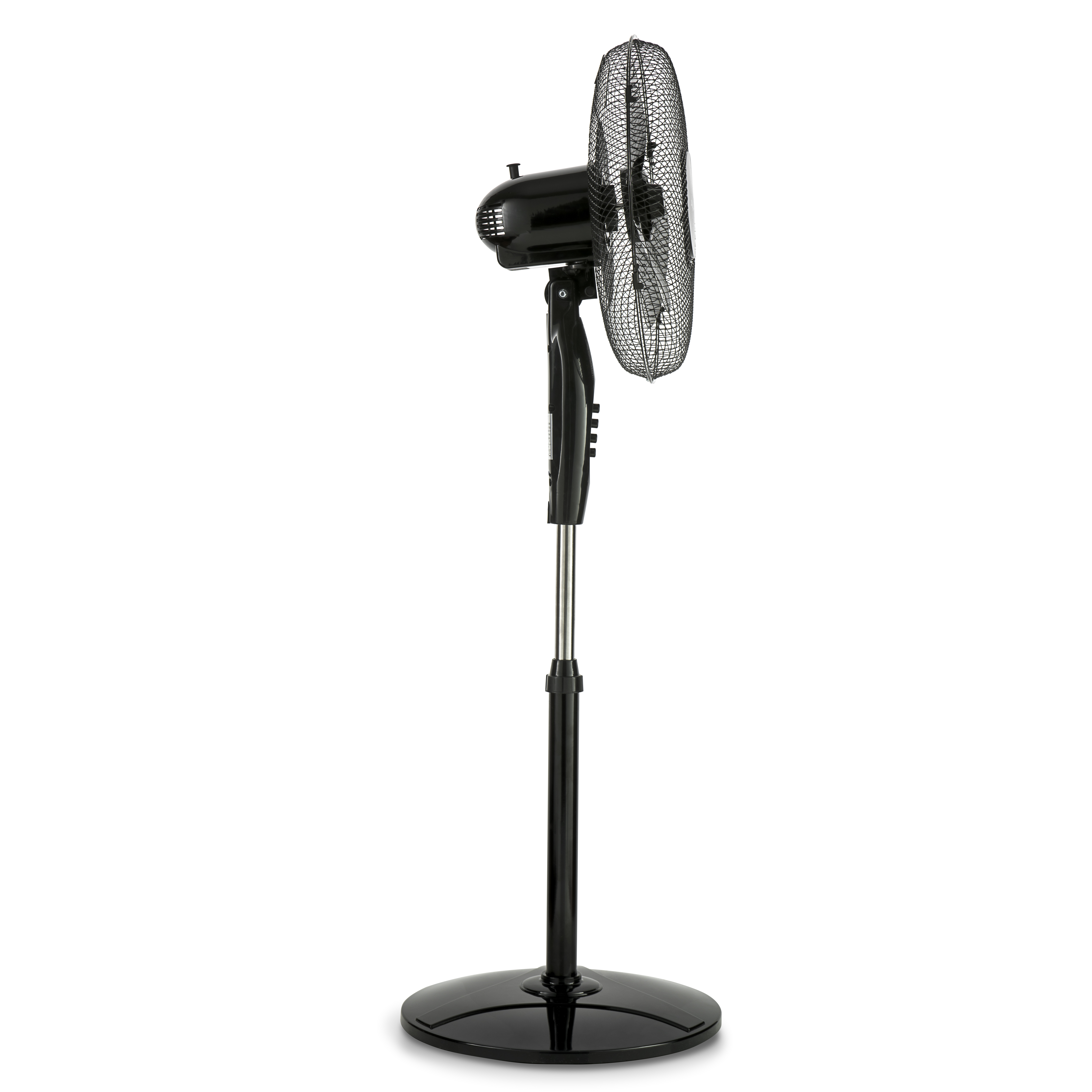 Un ventilador de pie negro con base redonda y cabezal de malla, sobre fondo blanco.