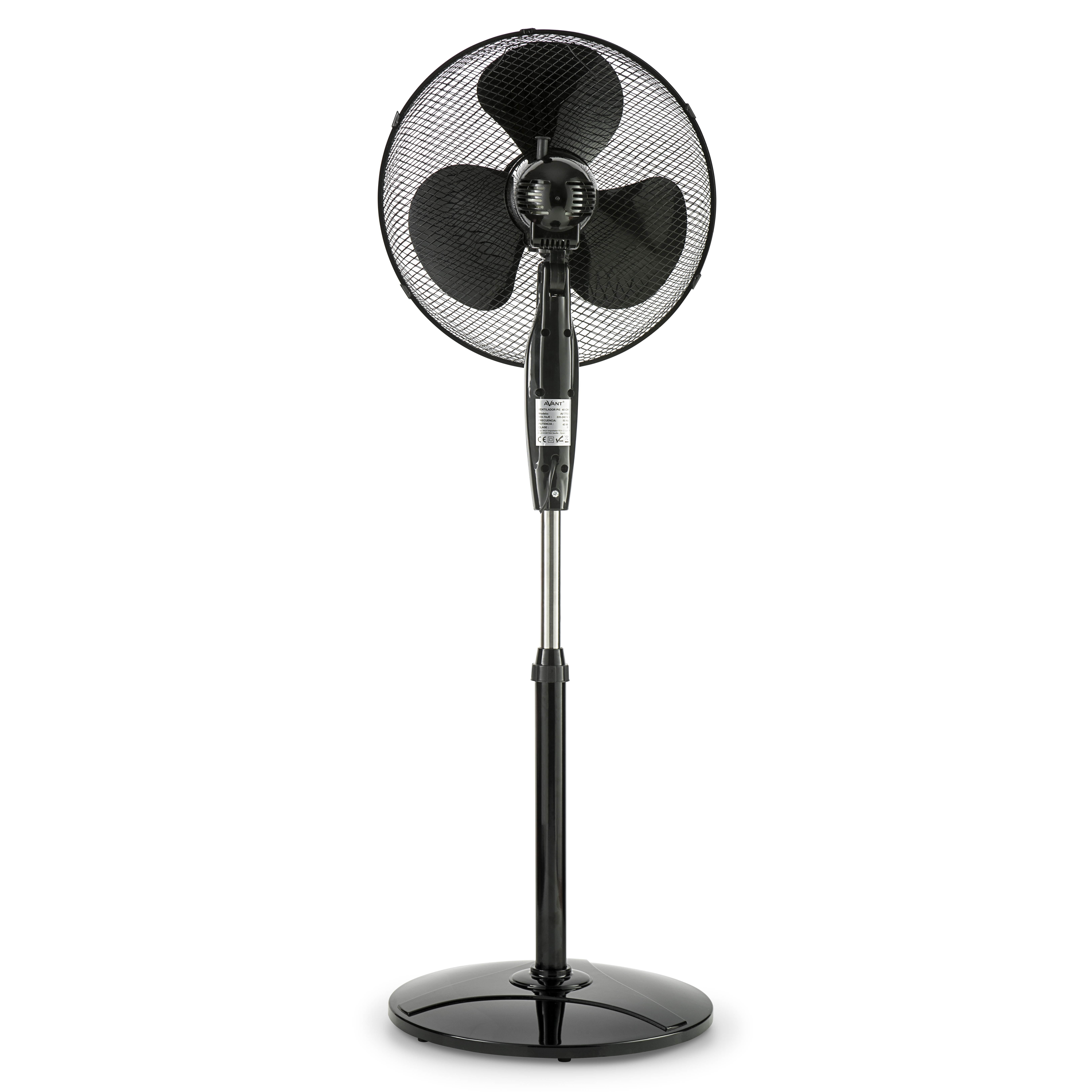 Ventilador de pie negro sobre fondo blanco. Tiene tres aspas y una base circular.