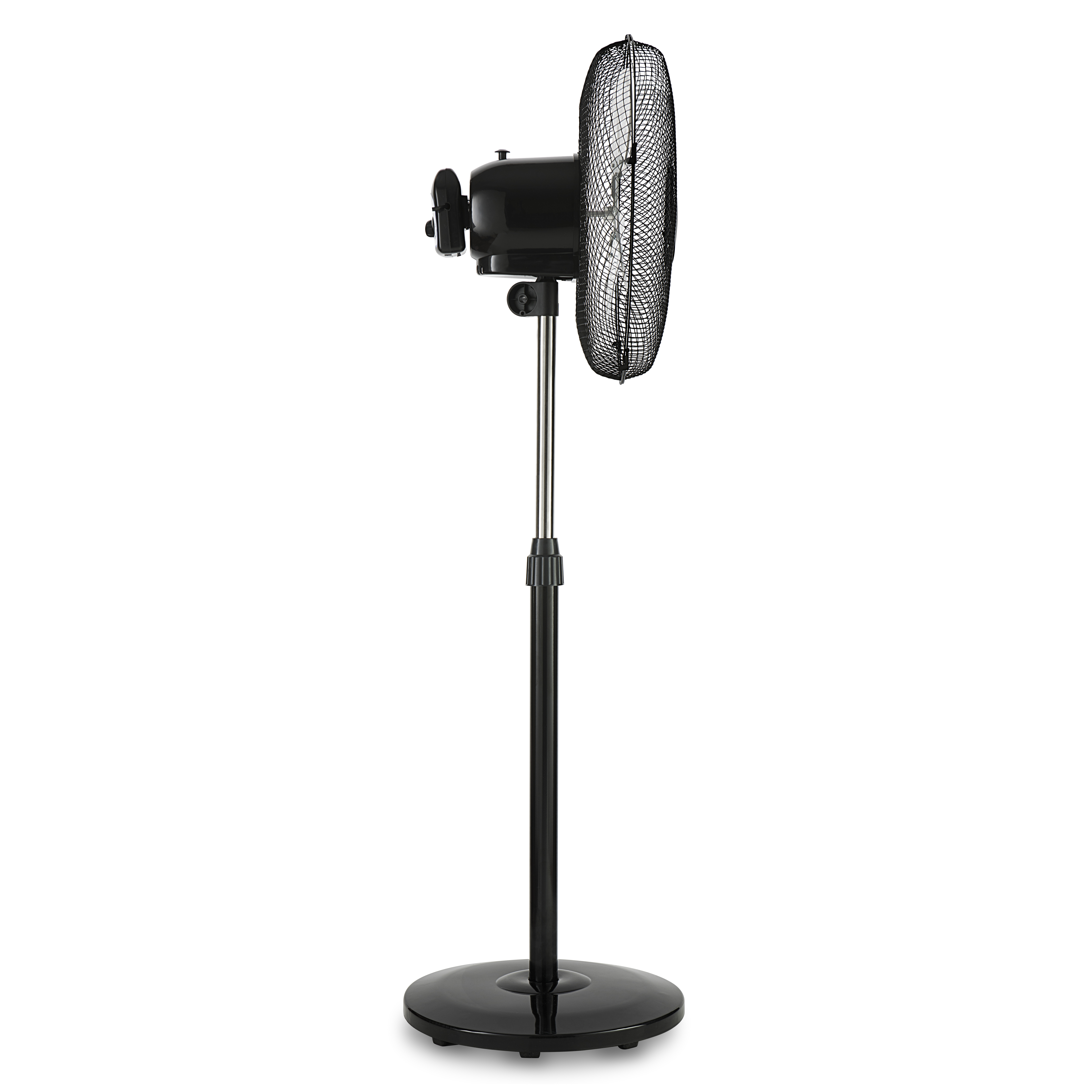 Ventilador de pie negro. Tiene una base circular, altura ajustable y una jaula protectora sobre las aspas.