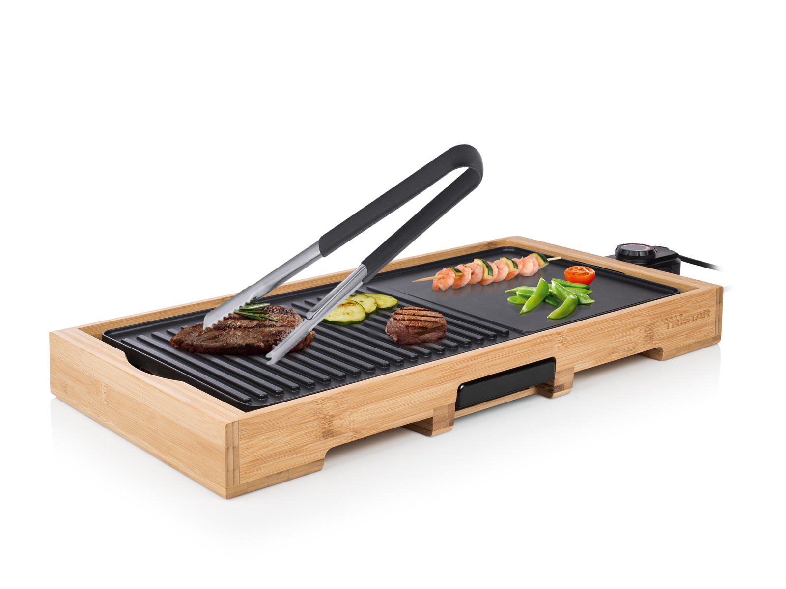 Ein Grill mit Essen darauf. Das Essen umfasst Steak, Zucchini und Spieße. Zangen liegen oben.