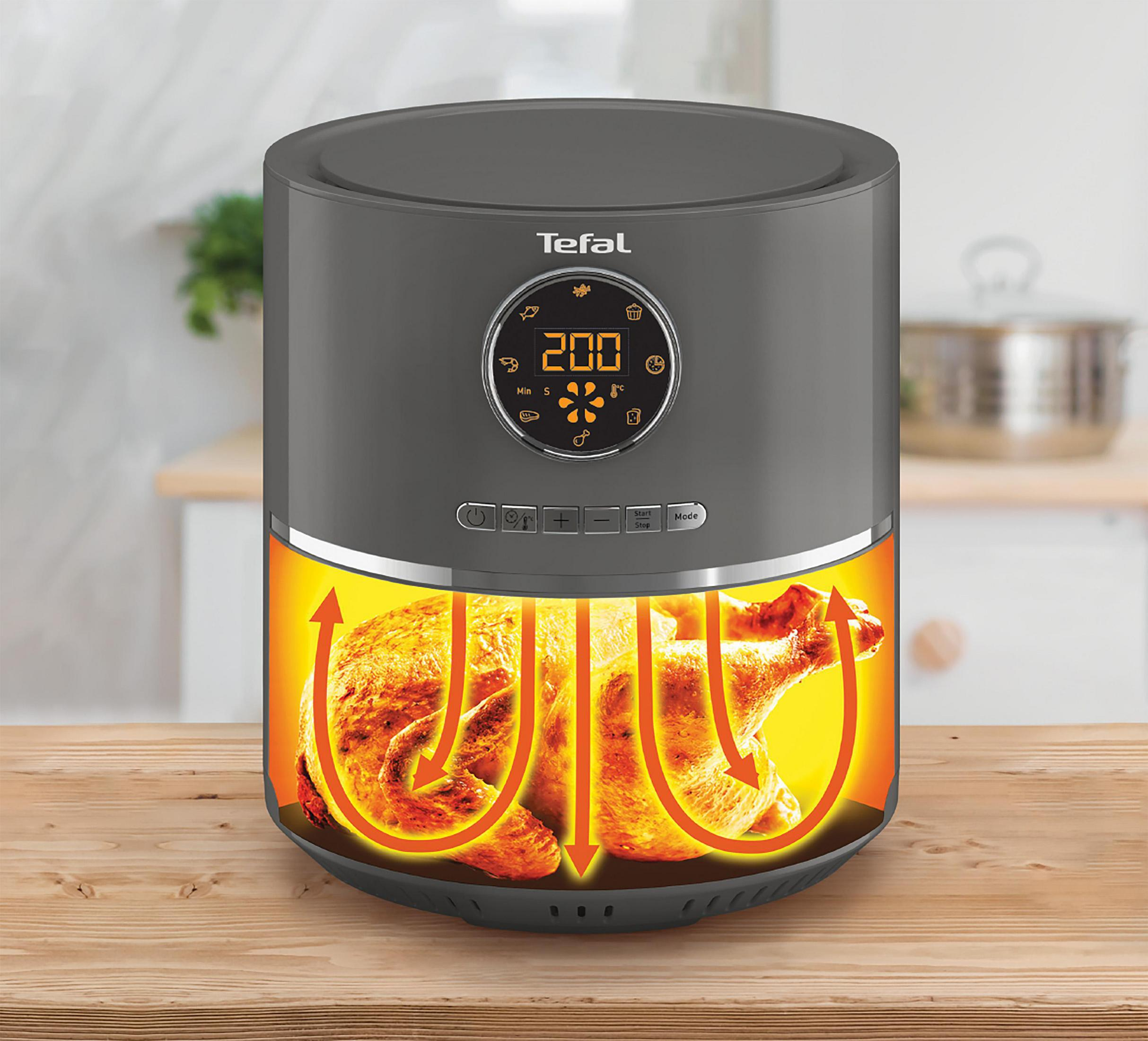 Frytownica beztłuszczowa Tefal z wyświetlaczem cyfrowym pokazującym 200 stopni i pieczonego kurczaka w środku.