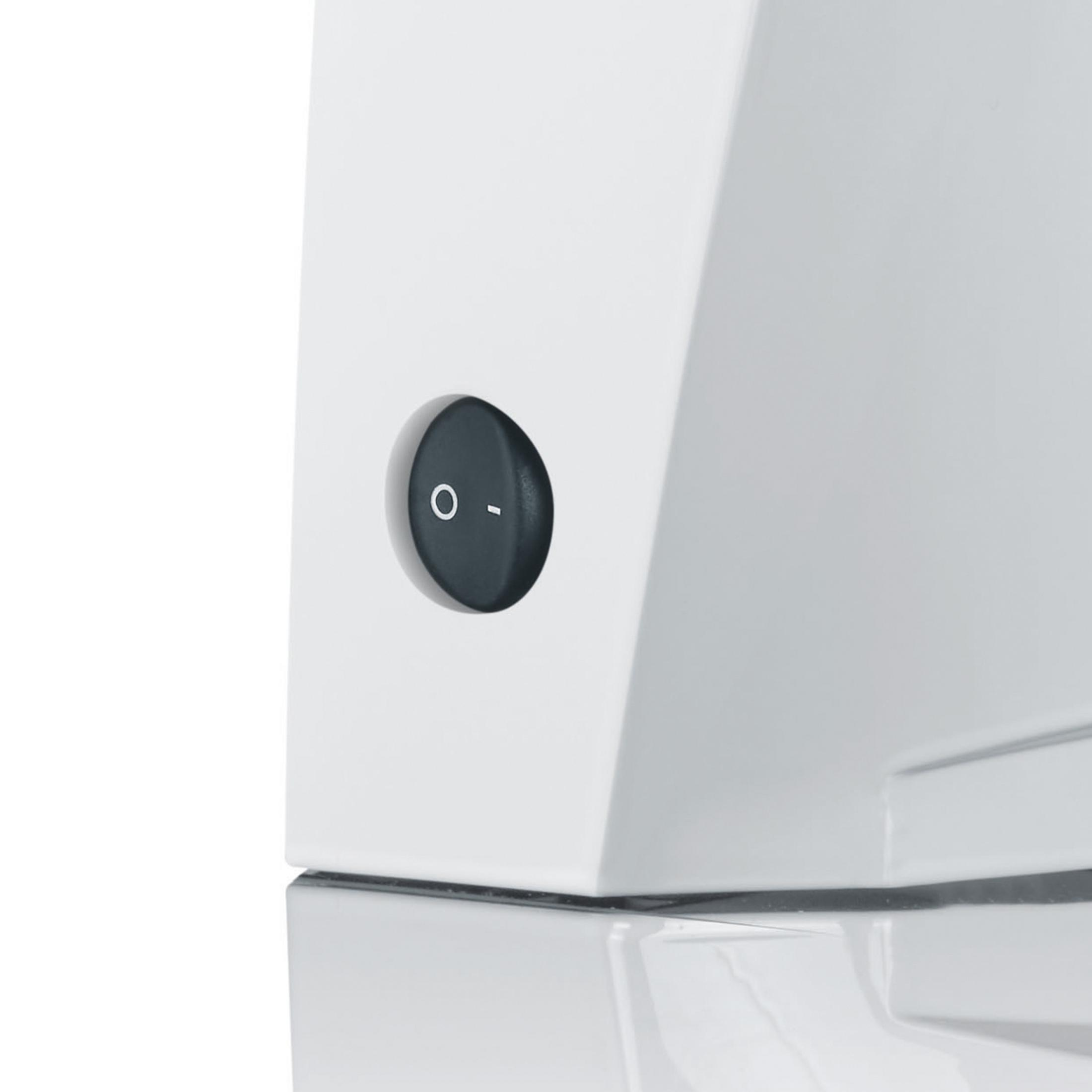 Białe urządzenie z czarnym przyciskiem zasilania, zbliżenie.