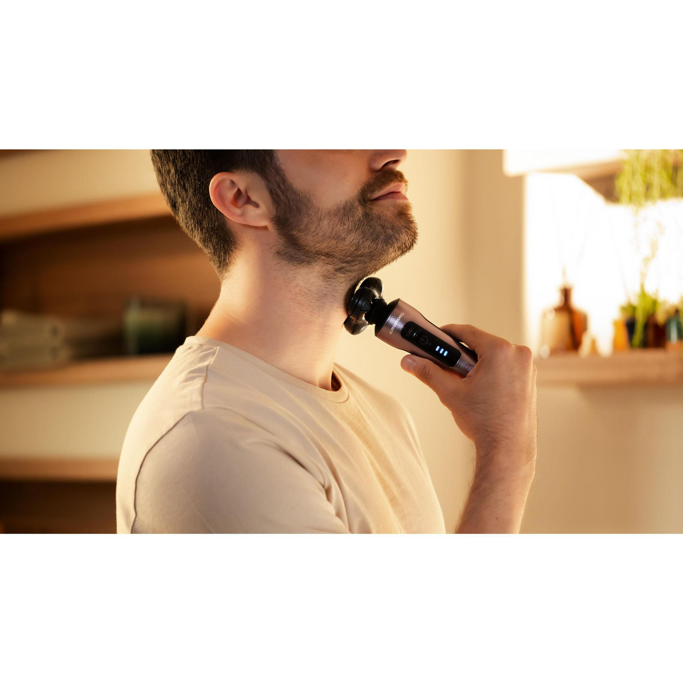 Ein Mann rasiert sich den Hals mit einem elektrischen Rasierer. Der Rasierer ist roségoldfarben.