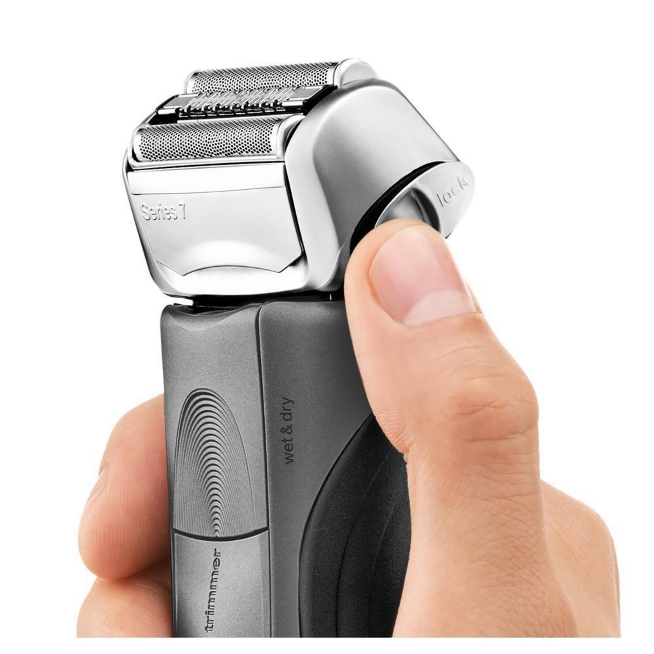 Un rasoio elettrico Braun Series 7 argentato tenuto da una mano. Il rifinitore è visibile.