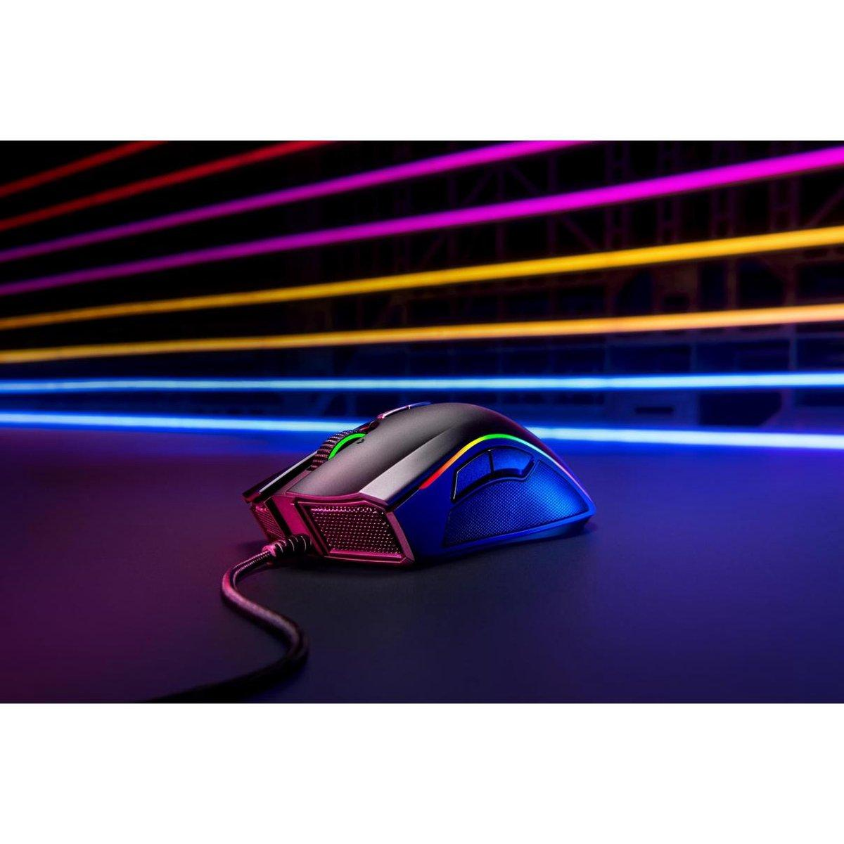Eine schwarze Gaming-Maus mit RGB-Beleuchtung auf dunkler Oberfläche, mit Neonlichtern im Hintergrund.