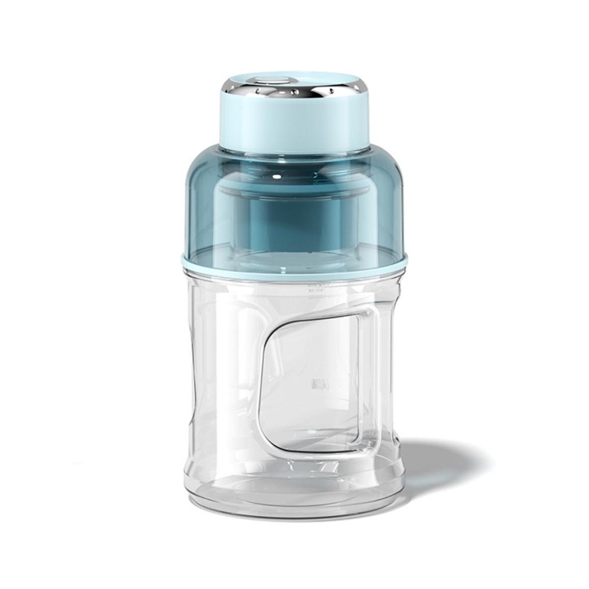 Transparente Wasserflasche mit blauem Deckel und blauem Mittelteil. Auf weißem Hintergrund.