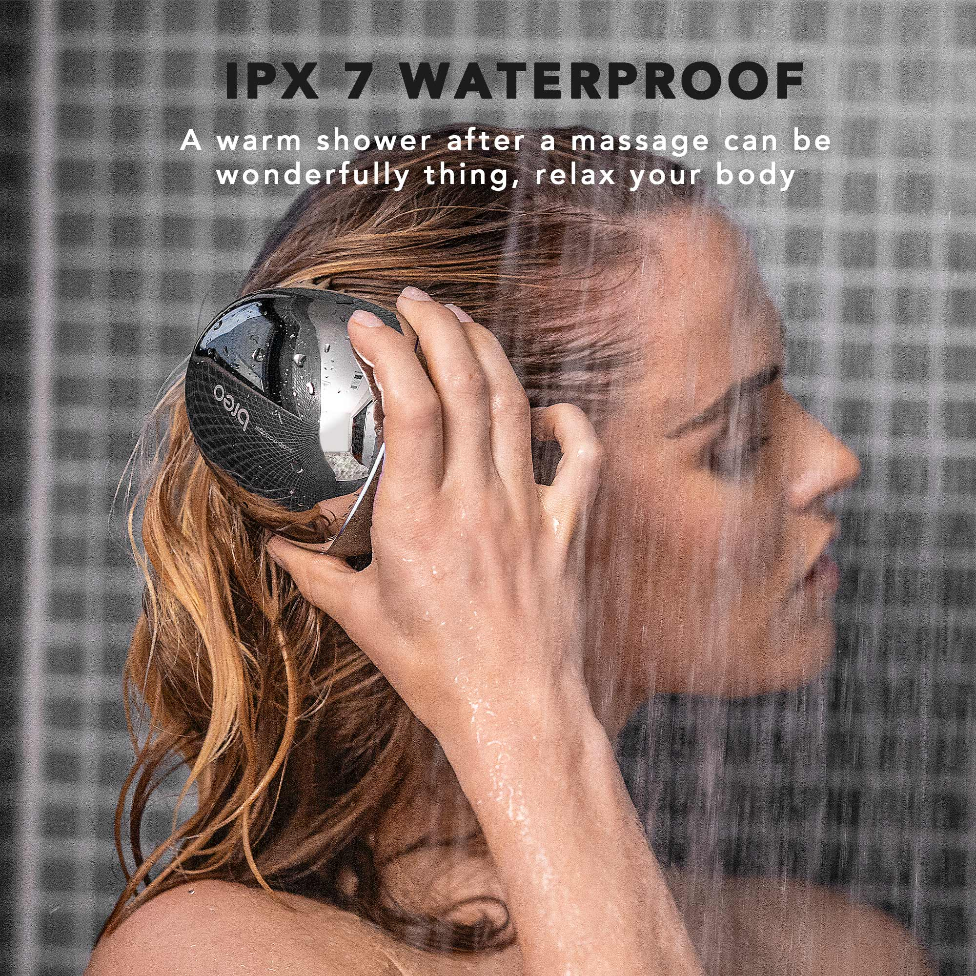 Frau unter der Dusche mit Massagegerät. Wasser fließt über ihr Gesicht. Text: 'IPX 7 Wasserdicht.'