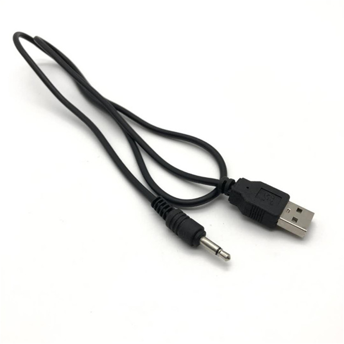 Ein schwarzes und silbernes USB-zu-3,5-mm-Audiokabel, das auf einer weißen Oberfläche liegt.