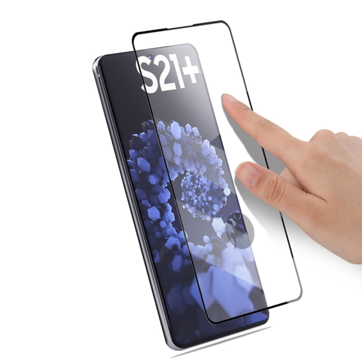 Una mano applica una protezione per lo schermo a uno smartphone Samsung S21+.