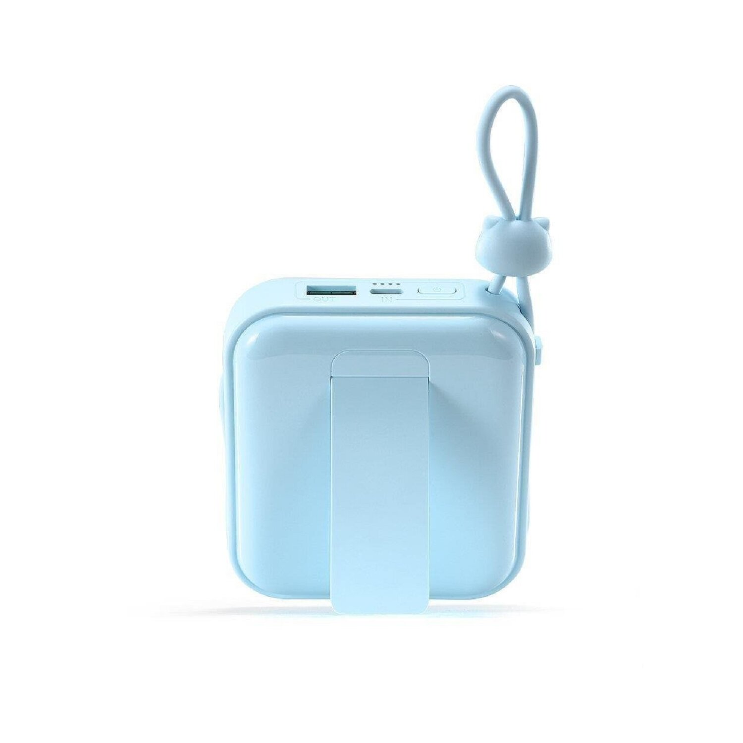 Hellblaues, quadratisches Powerbank mit Schlaufe und einem kleinen, cartoonartigen Katzenanhänger.