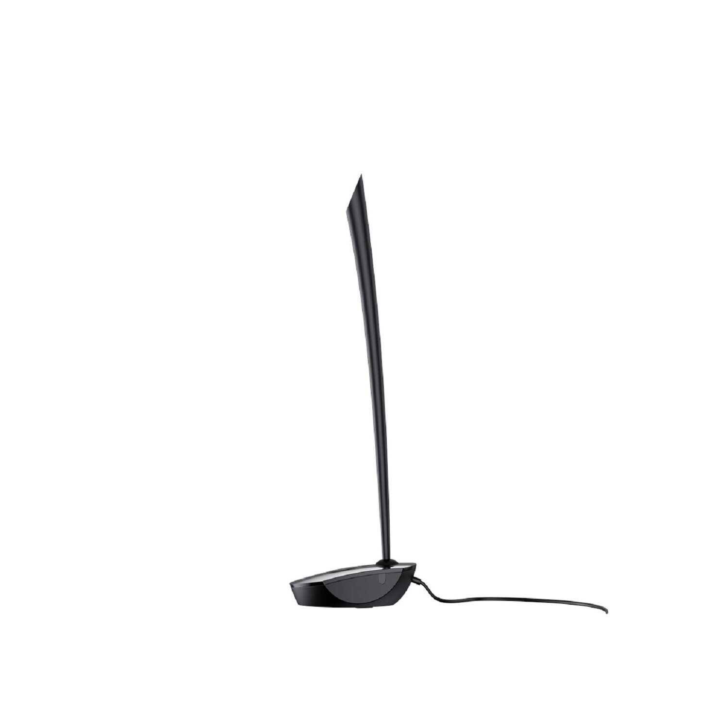 Eine schwarze Schreibtischlampe von der Seite betrachtet, mit einem dünnen Stiel und einem schwarzen Sockel.