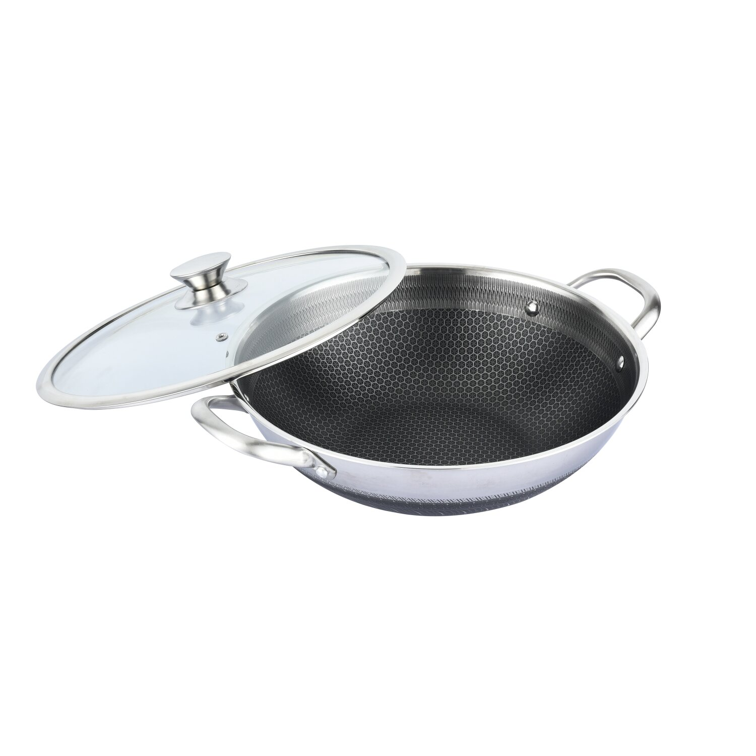 Edelstahl-Wok mit leicht geöffnetem Glasdeckel. Innen Wabenmuster. Weißer Hintergrund.