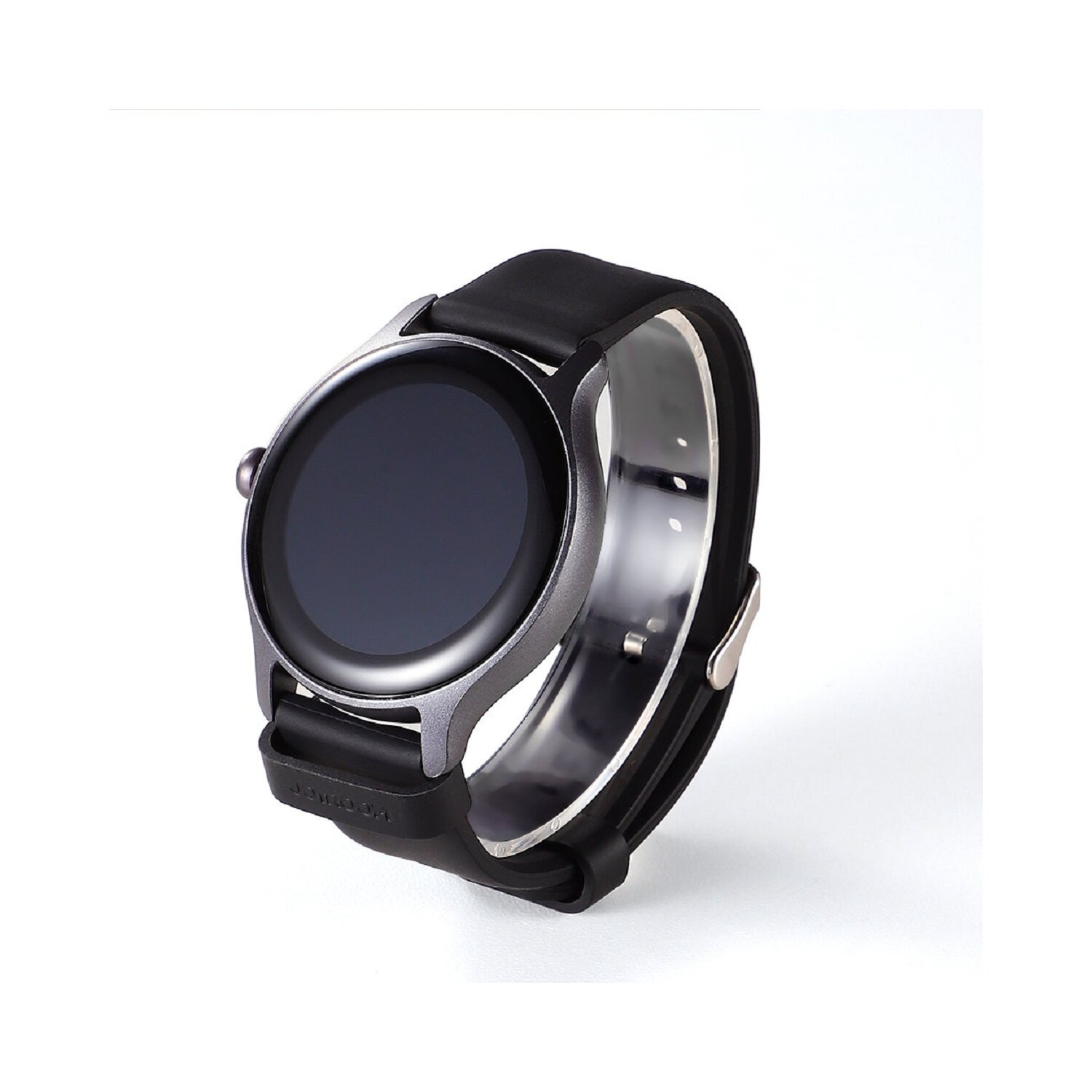 Okrągły czarny smartwatch z czarnym paskiem, na białej powierzchni, widok z boku.