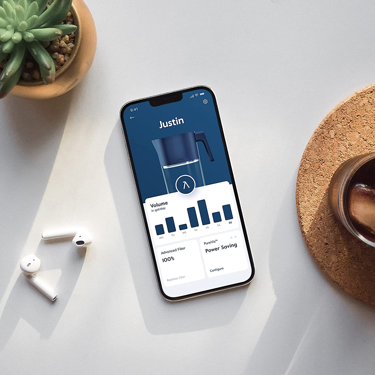 Schermo smartphone che mostra interfaccia app con icona brocca acqua e statistiche utilizzo.