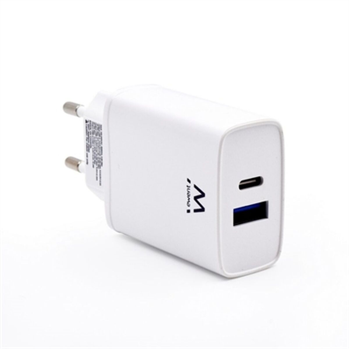 Caricatore USB bianco con due spine. Ha una porta USB-C e USB-A.