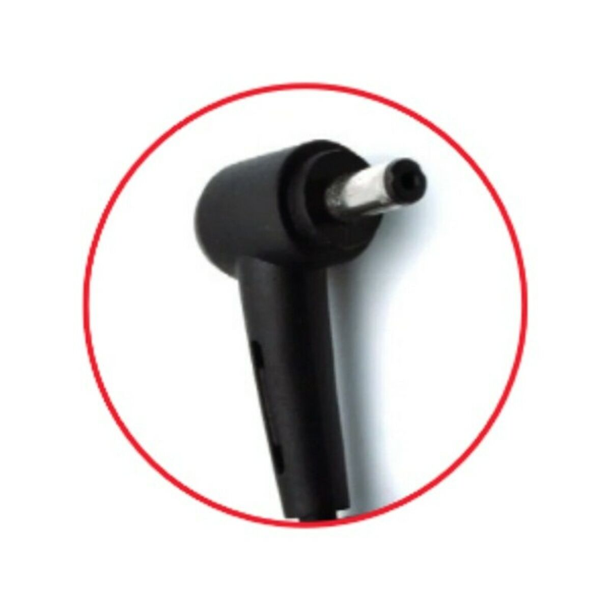 Adaptador de corriente negro en forma de L con contorno de círculo rojo.