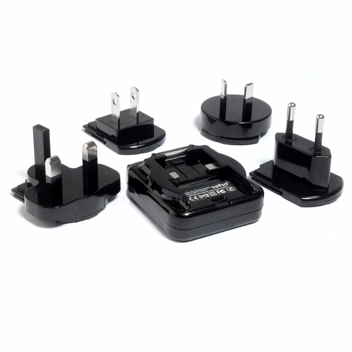 Adaptador de corriente negro con múltiples adaptadores de enchufe, varias formas y tamaños, fondo blanco.