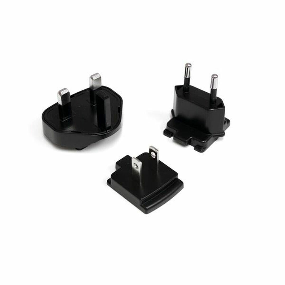 Tres adaptadores de enchufe negros sobre una superficie blanca, con varias configuraciones de clavijas.