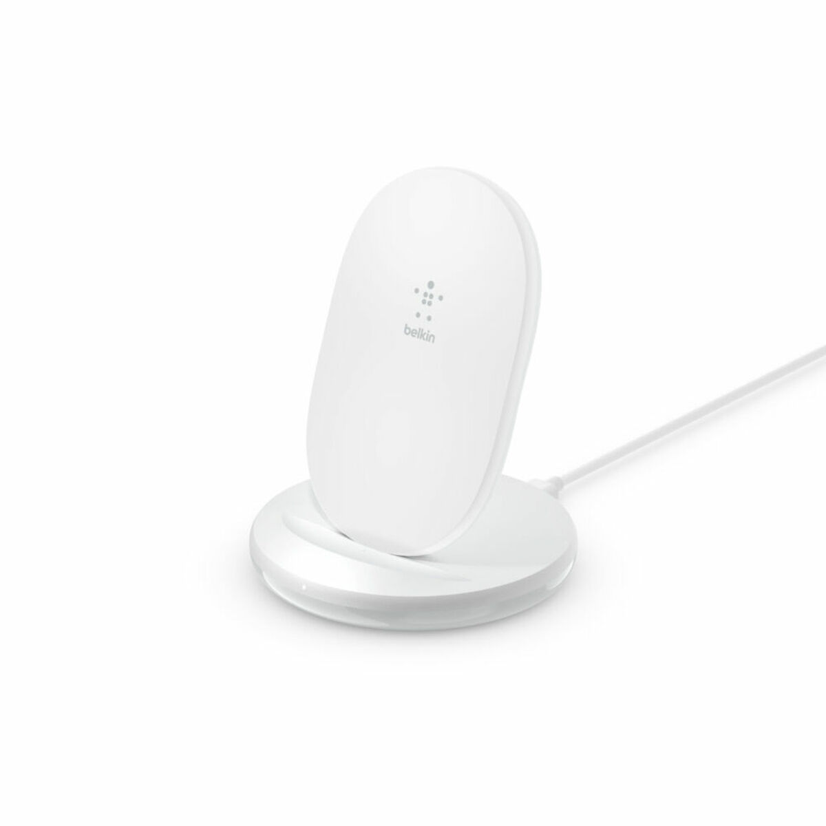 Weißes kabelloses Belkin-Ladegerät auf weißer Basis, leicht abgewinkelt.