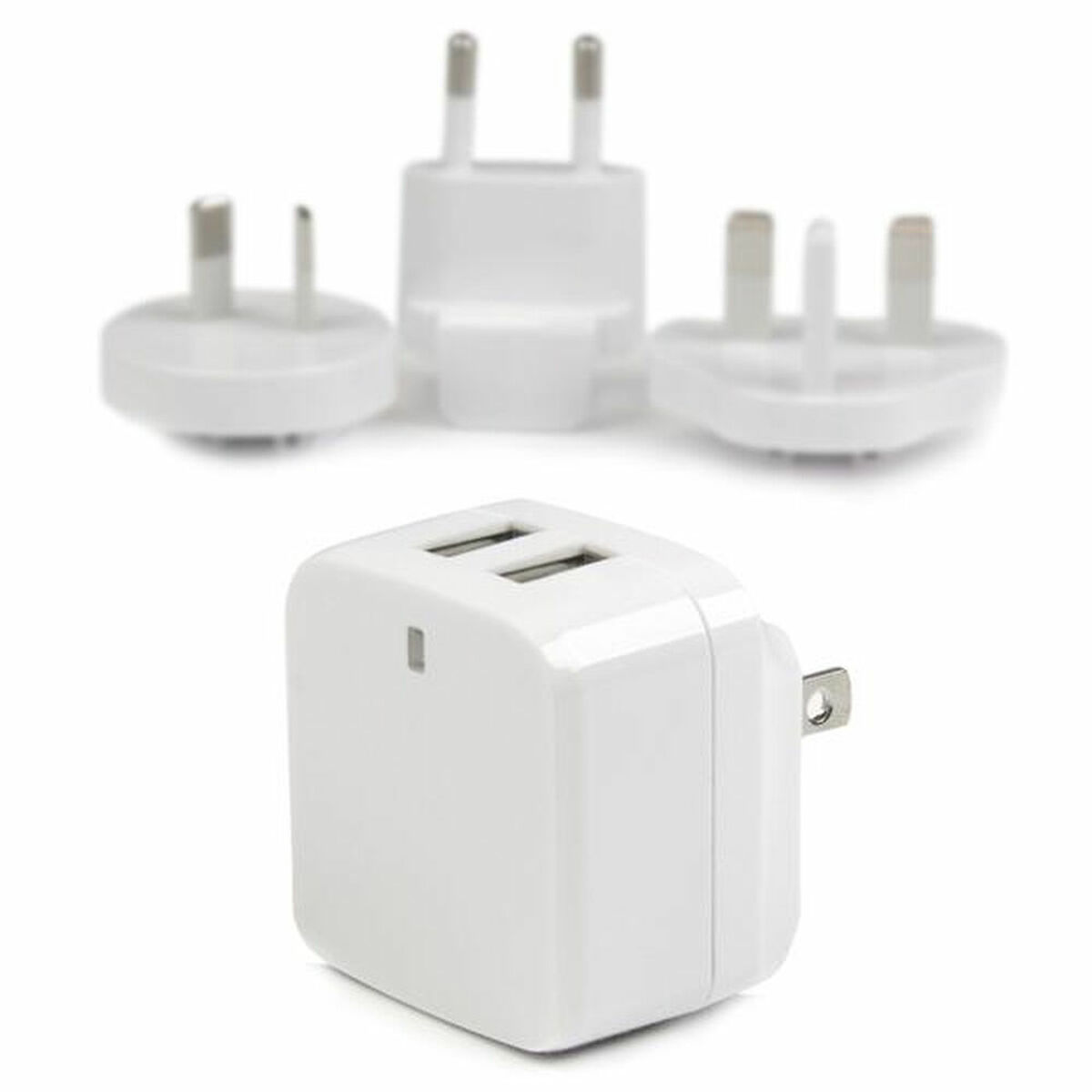 Cargador blanco con tres adaptadores de enchufe diferentes y dos puertos USB.