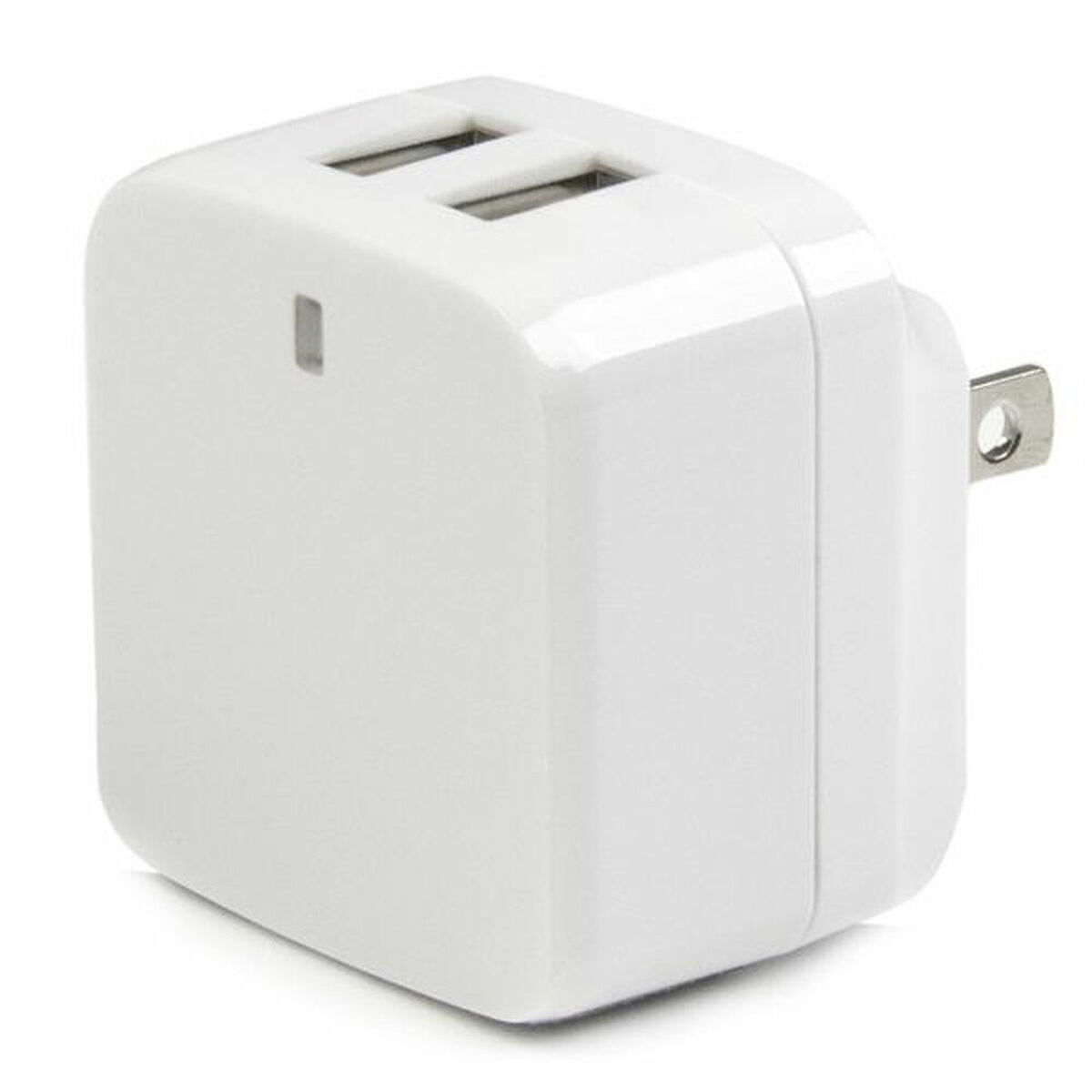 Un cargador USB blanco con dos puertos y un enchufe. Es un dispositivo pequeño en forma de cubo.