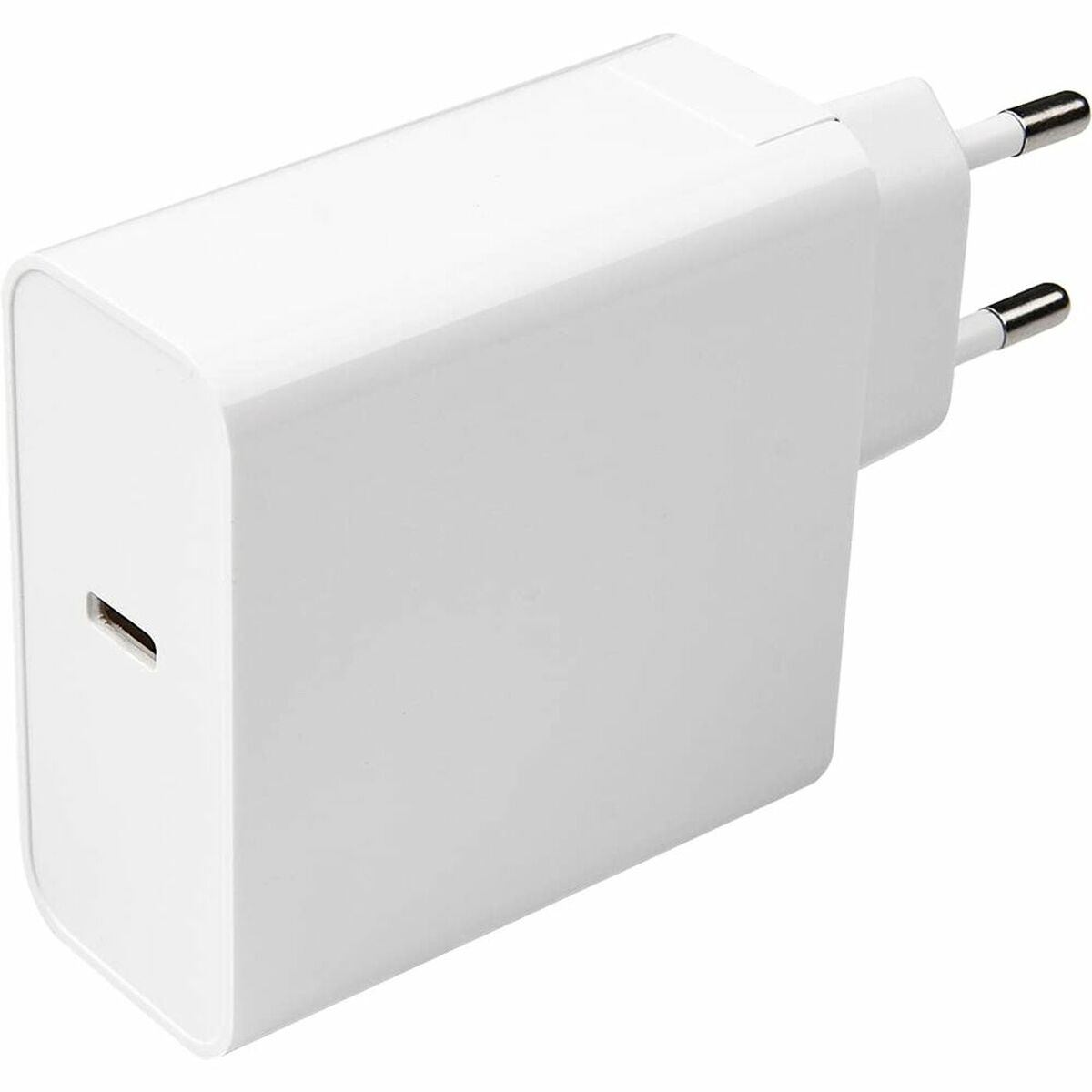 Cargador blanco con puerto USB-C. Fondo blanco, adaptador de corriente moderno y compacto.
