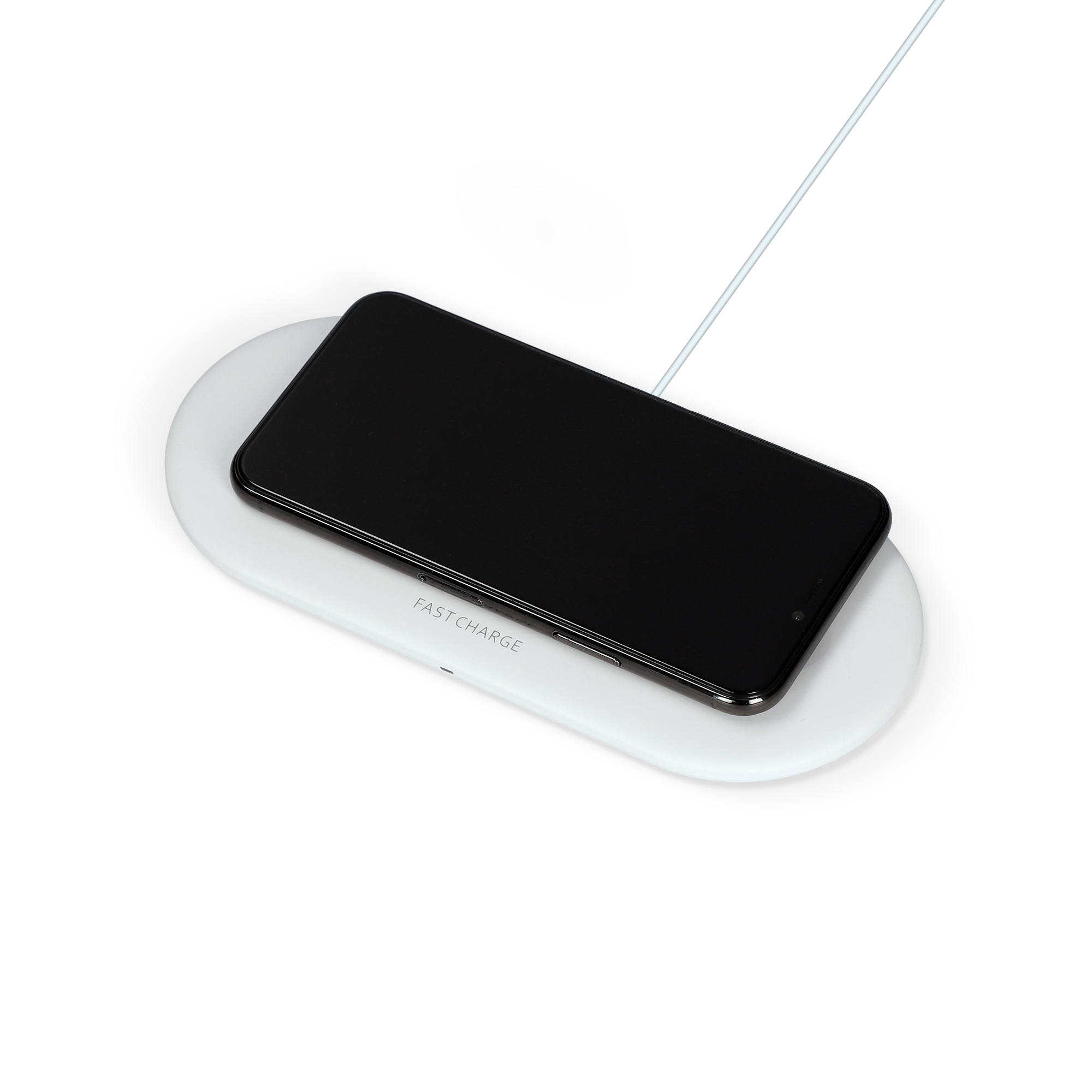 Smartphone en una plataforma de carga inalámbrica blanca, conectado con un cable, sobre un fondo blanco.