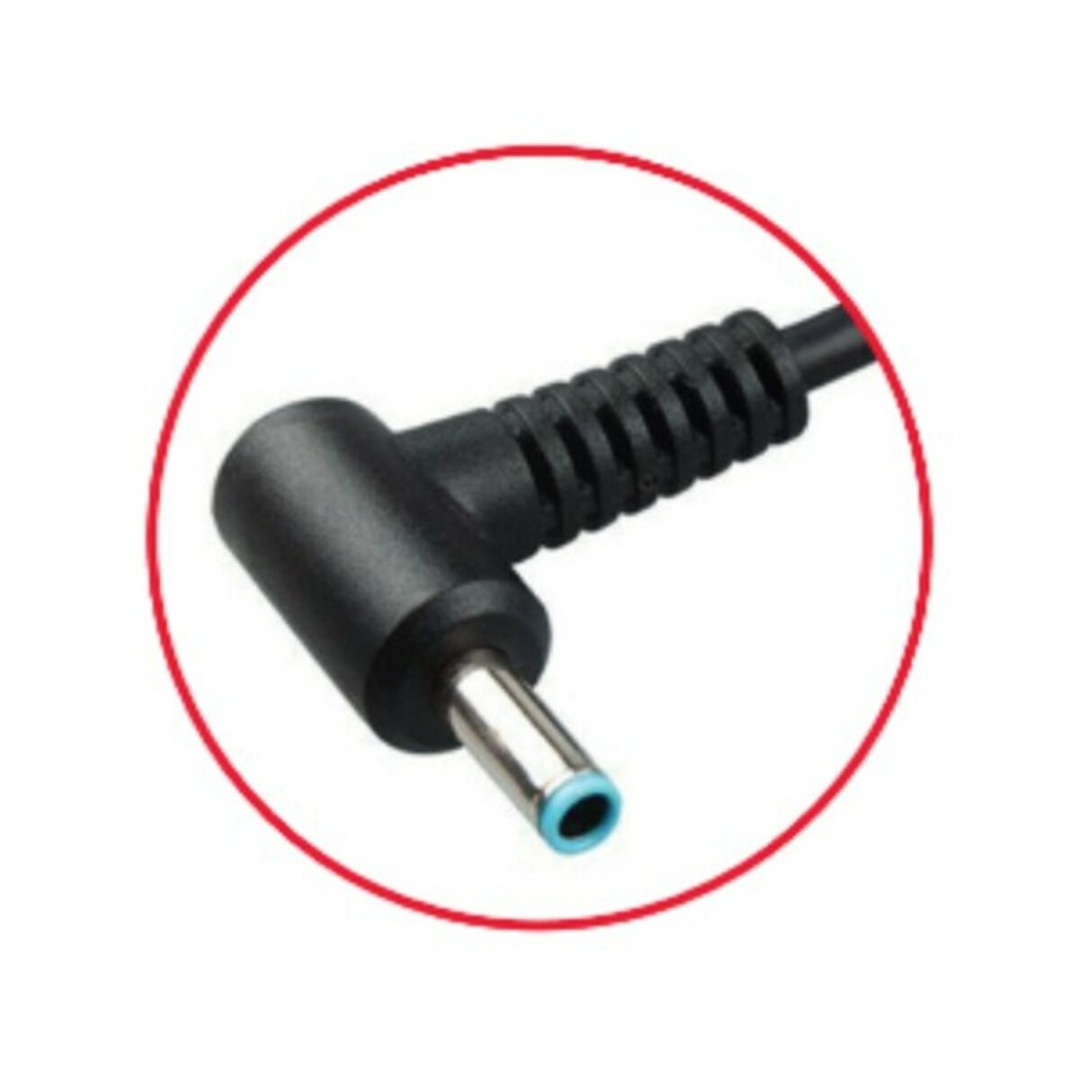 Primer plano del extremo en ángulo de un adaptador de corriente negro con punta azul.