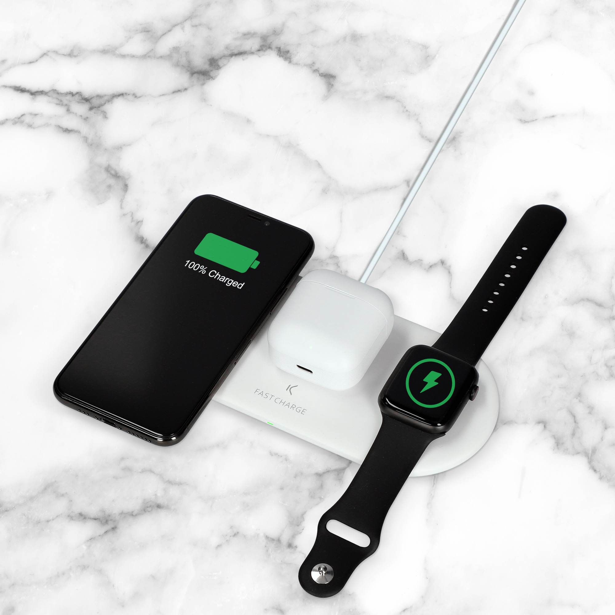 Teléfono, AirPods y reloj inteligente cargando en una base de carga inalámbrica blanca.