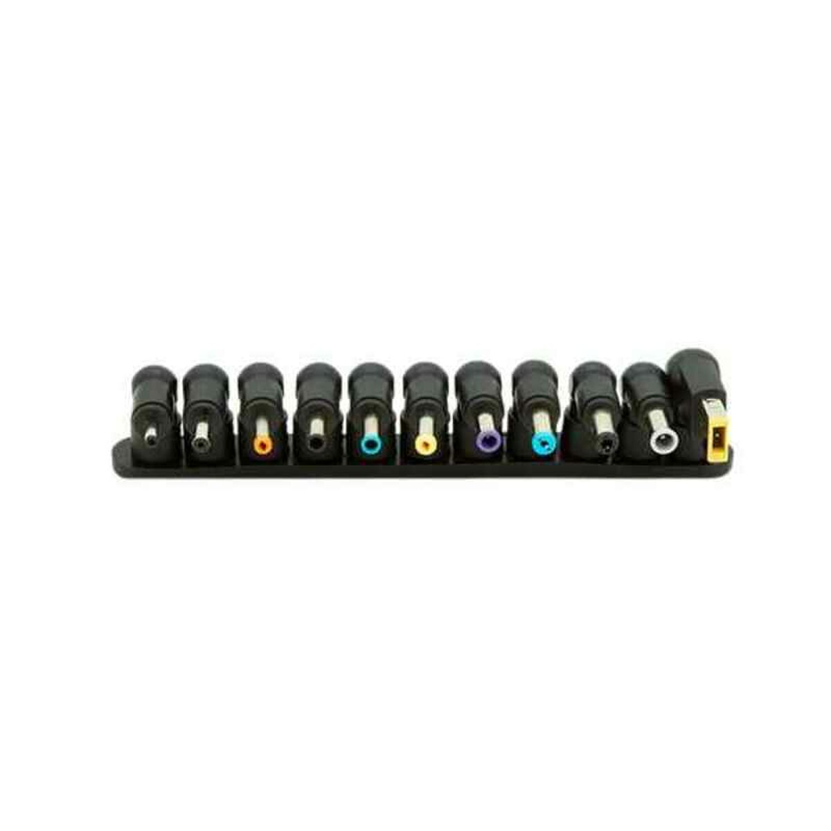 Una colección de varios enchufes adaptadores de corriente negros, dispuestos en fila, sobre un fondo blanco.