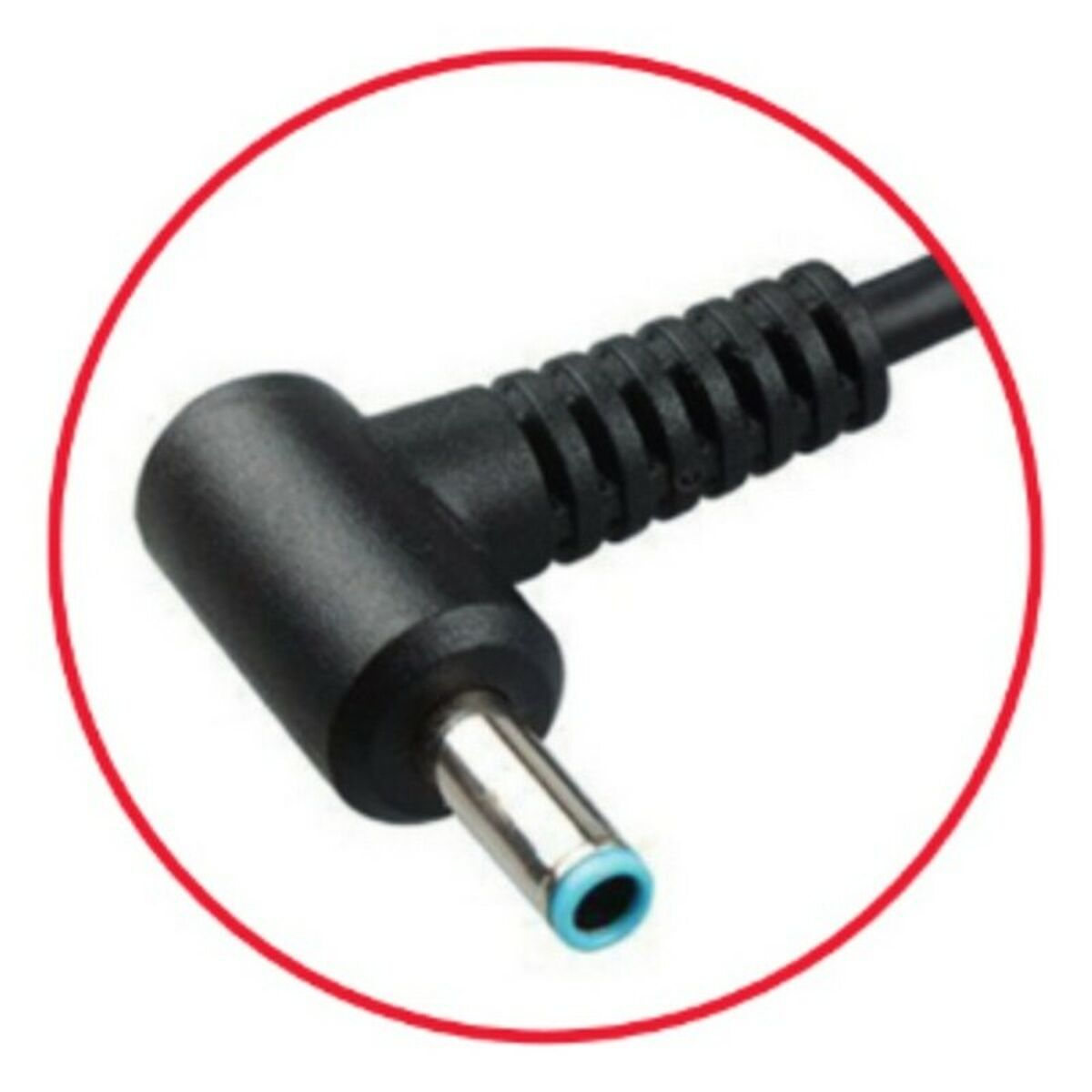 Un enchufe adaptador de corriente para portátil. Negro con centro azul y un círculo rojo.