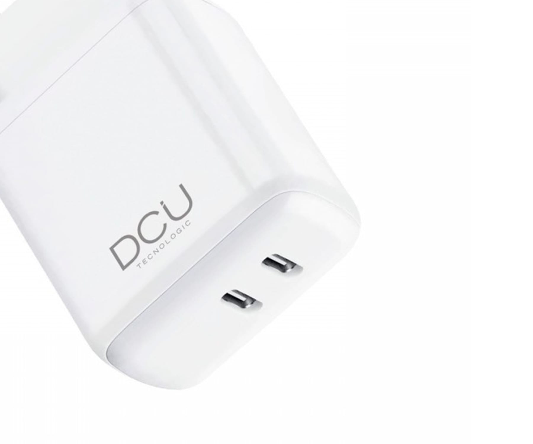 Un cargador blanco con texto 'DCU TECNOLOGIC'. Tiene dos puertos USB-C en el frente.
