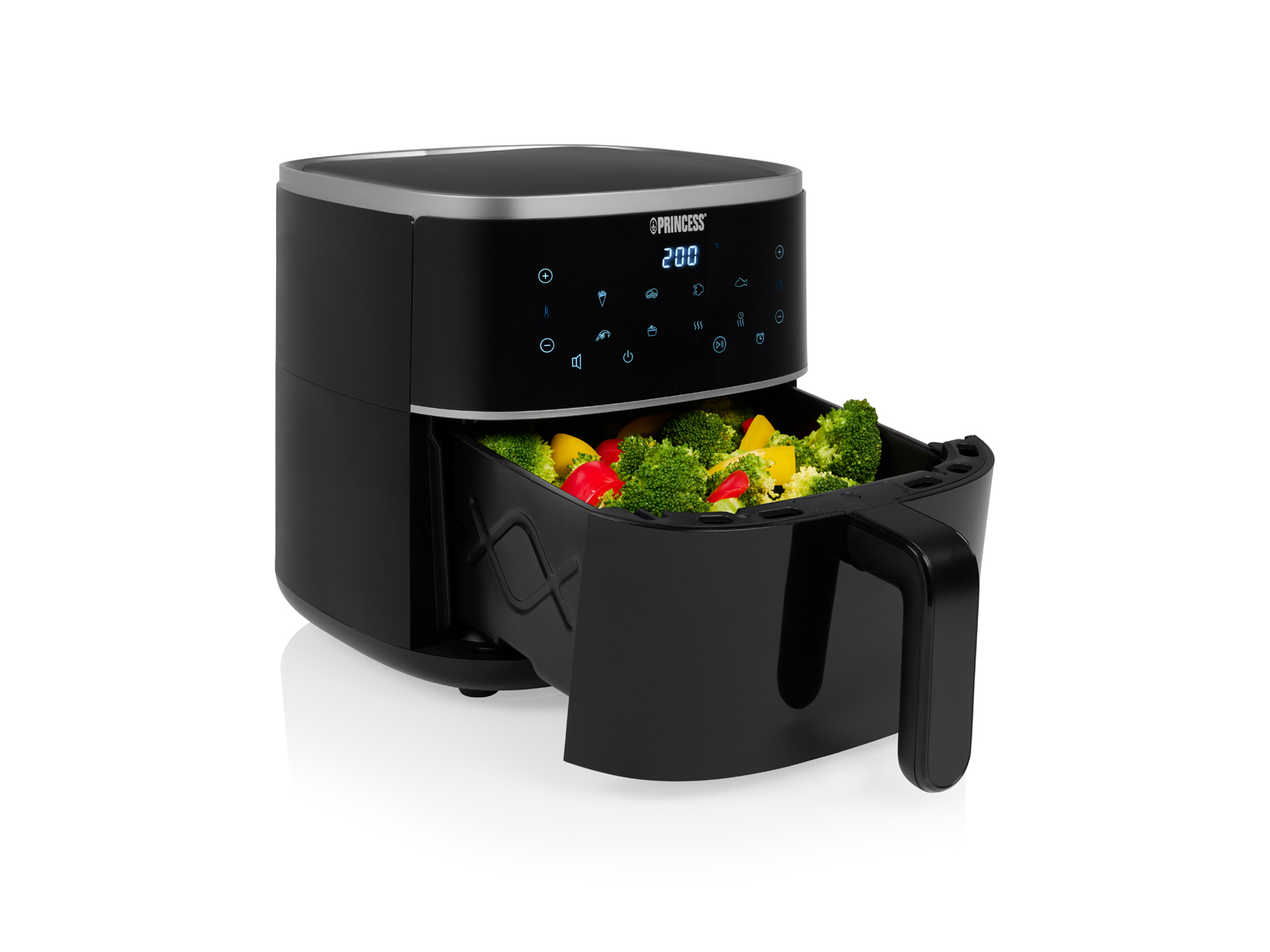 Czarna frytownica powietrzna z szufladą pełną warzyw, na białym tle.