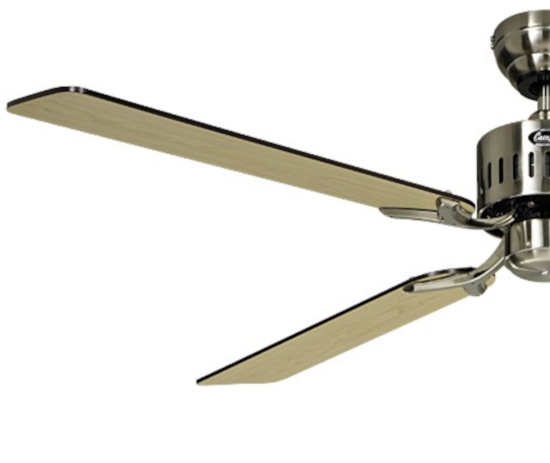 Ventilatore da soffitto con tre pale in legno e un alloggiamento motore argentato. Le pale sono chiare.