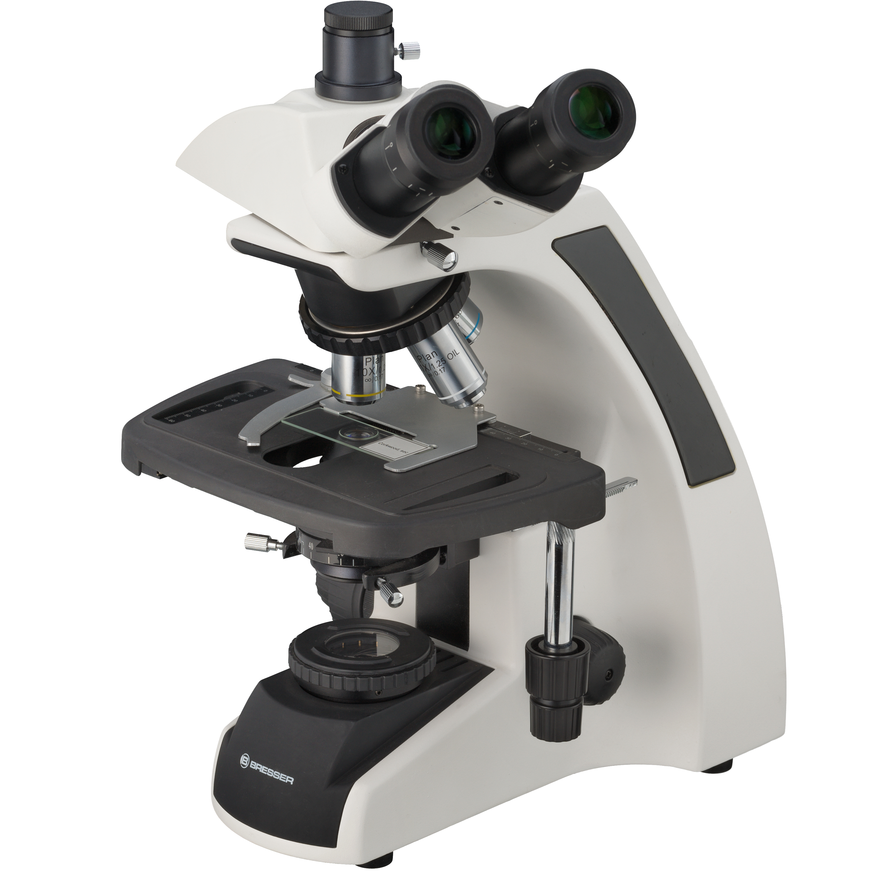 Un microscopio blanco y negro. El microscopio tiene dos oculares y está sobre un fondo blanco.