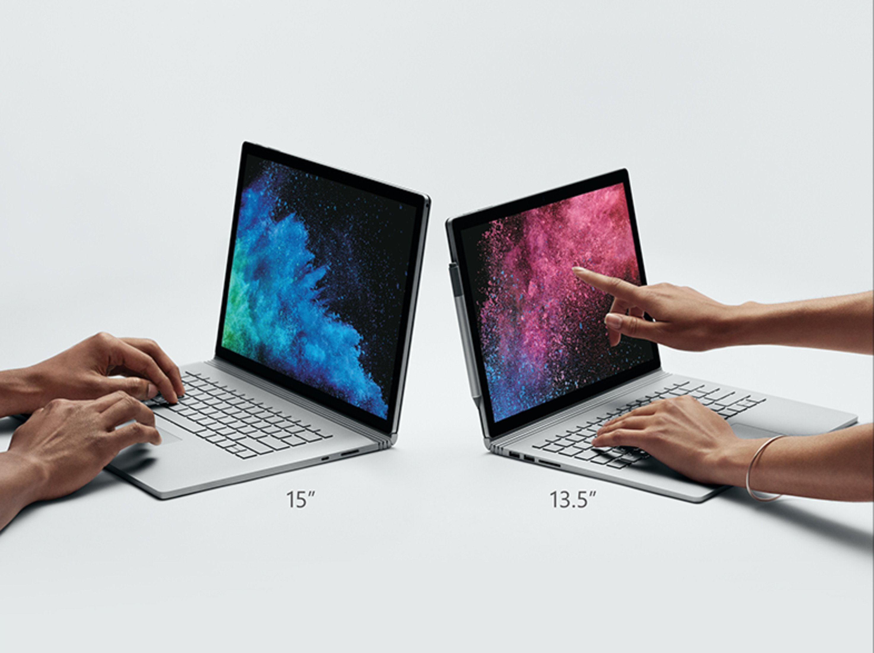 Zwei Laptops nebeneinander, einer 15" und der andere 13,5", die verschiedene Bildschirme zeigen.