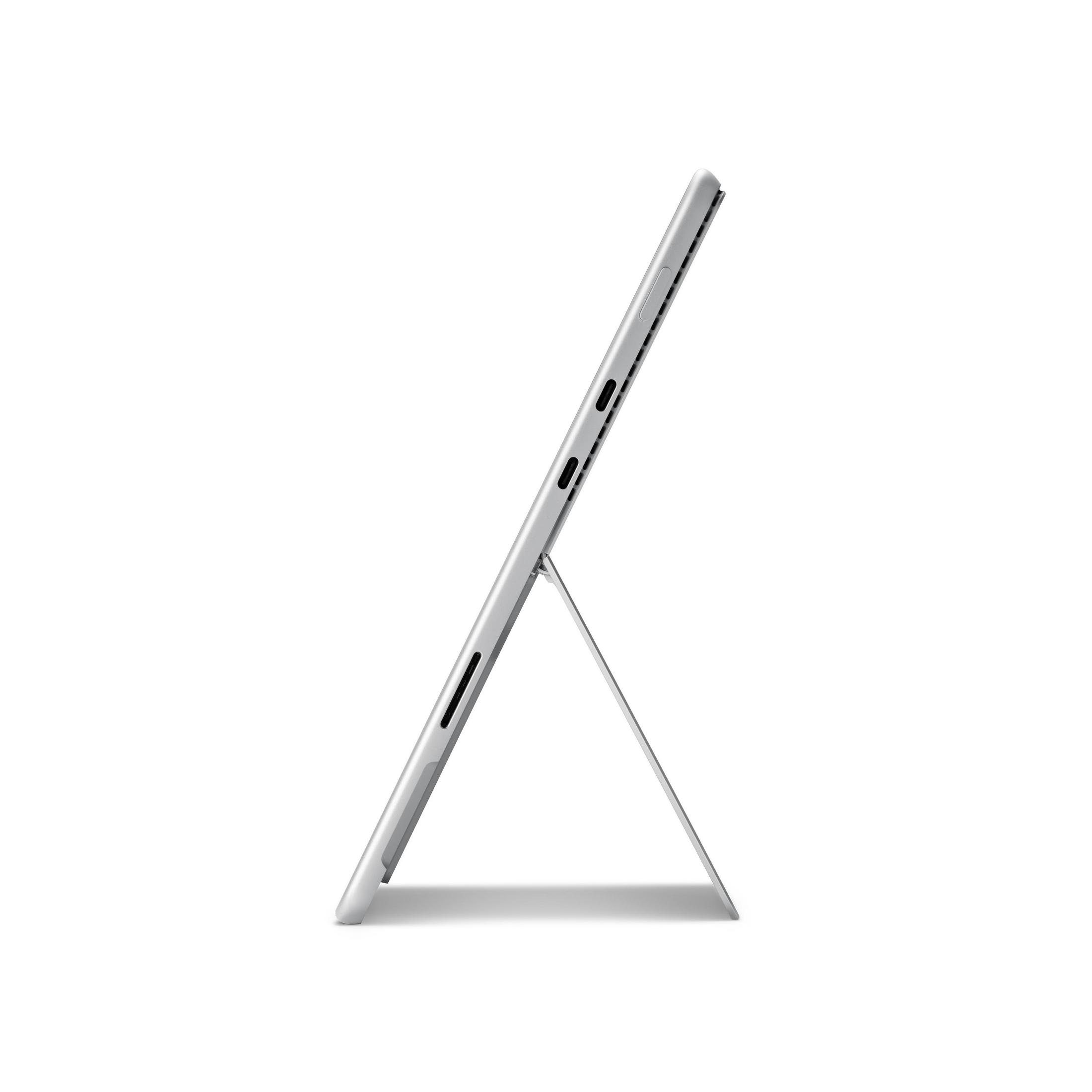 Silbernes Tablet auf einem Ständer. Winkelansicht eines Tablets mit Ständer auf weißem Hintergrund.