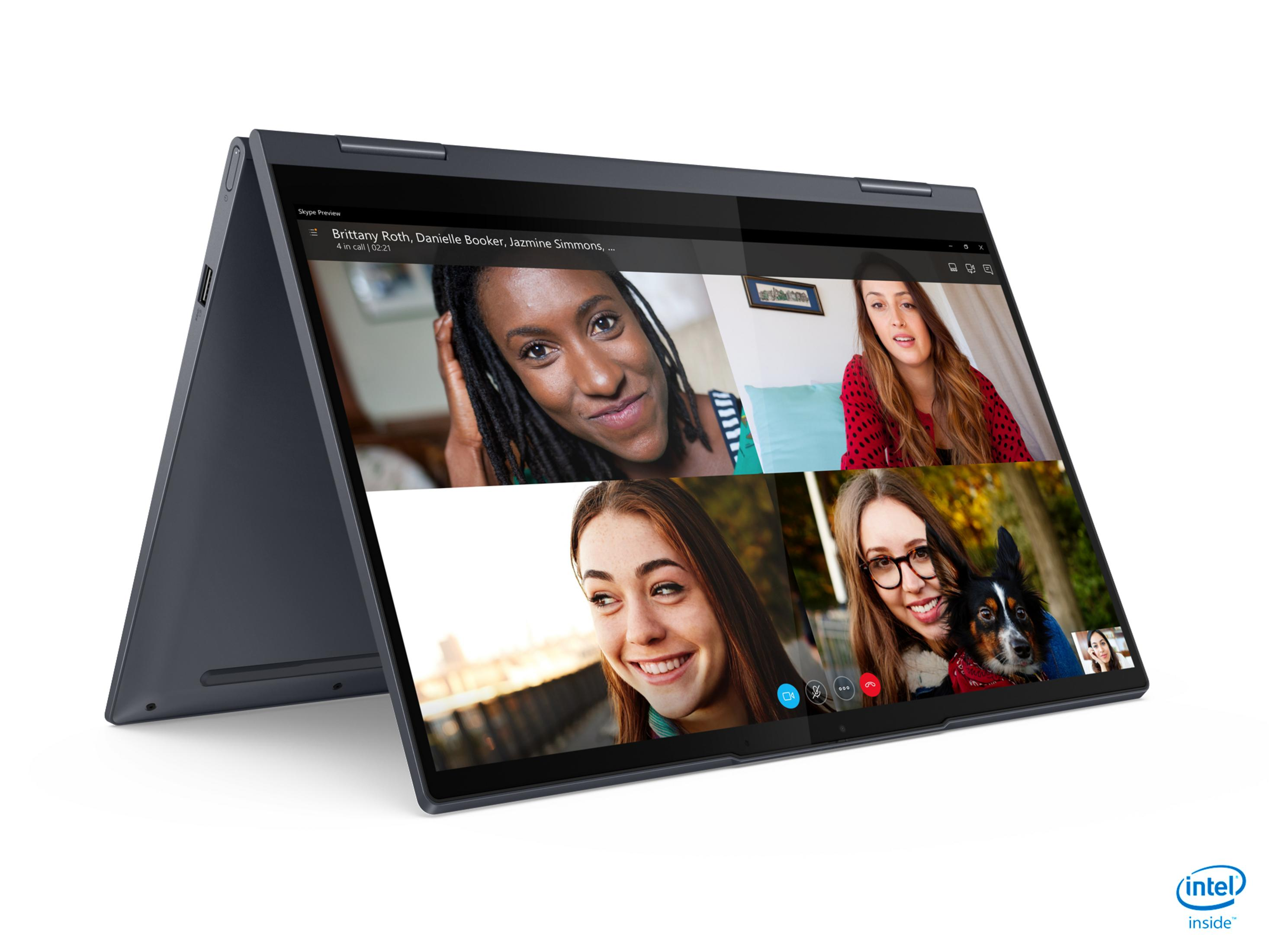 Laptop, der einen Videoanruf mit vier Frauen auf dem Bildschirm zeigt, teilweise geöffnet.