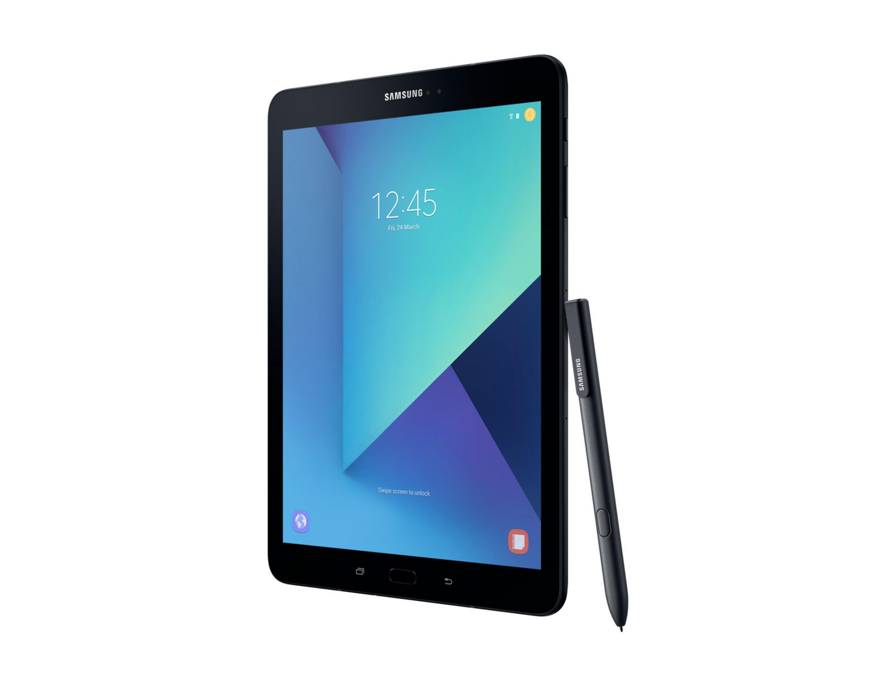 Schwarzes Samsung-Tablet mit Stift, vor weißem Hintergrund, zeigt Uhrzeit und blaues Design.