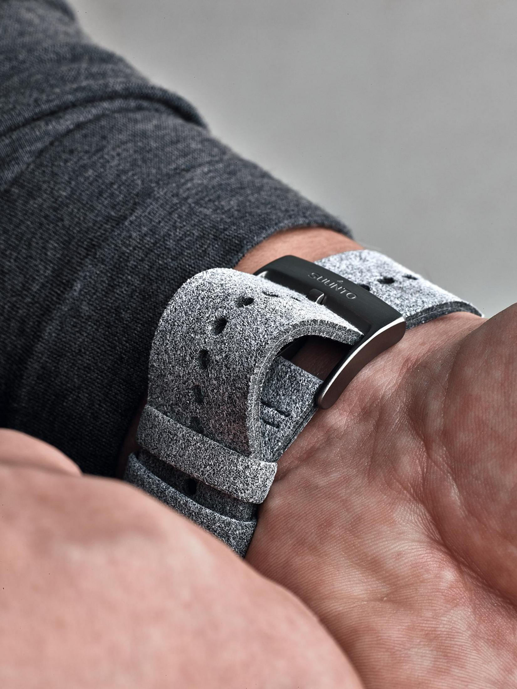 Nosi osoby z szarym zegarkiem i czarną klamrą, zbliżenie zegarka.