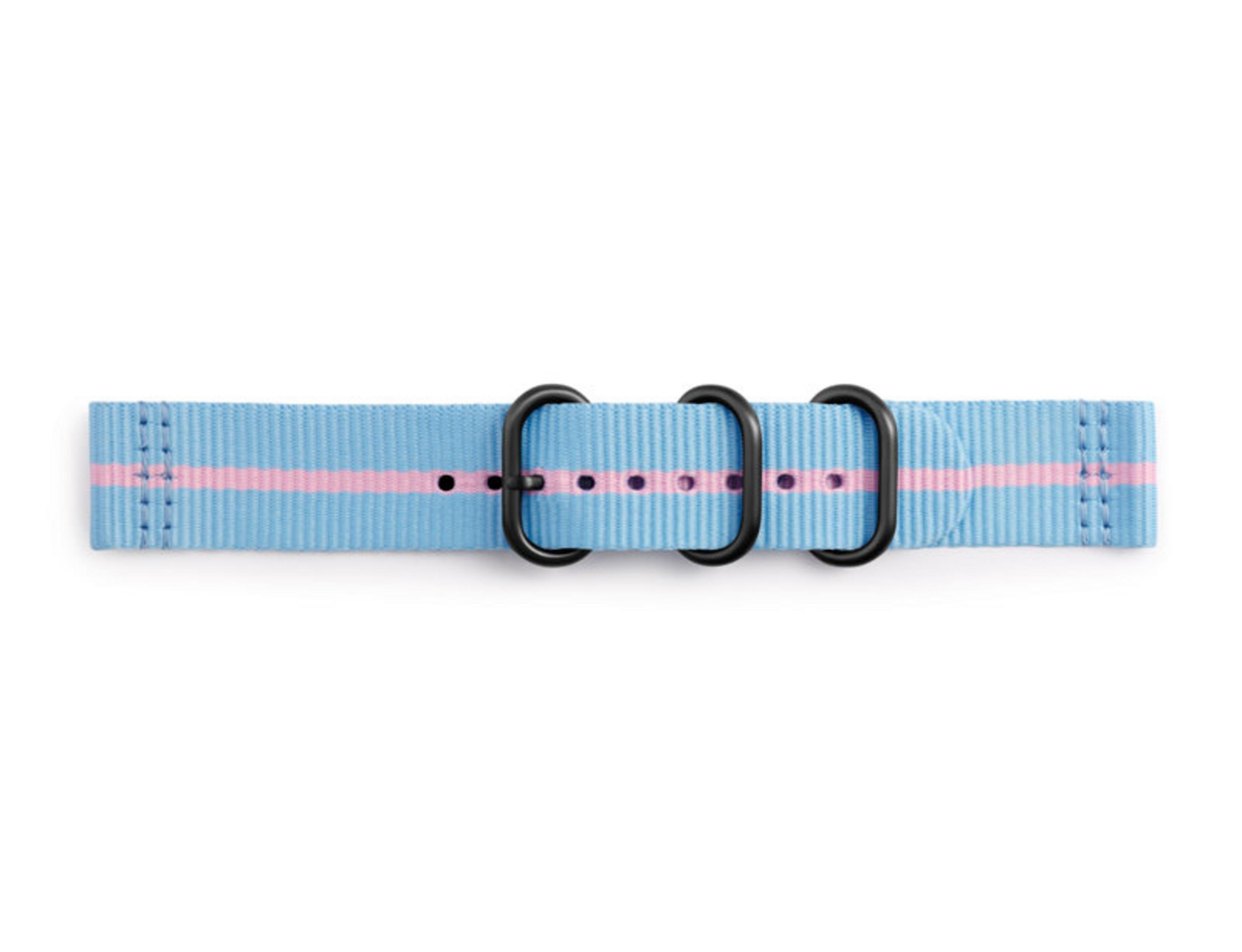Hellblaues und rosa gestreiftes Uhrenarmband.