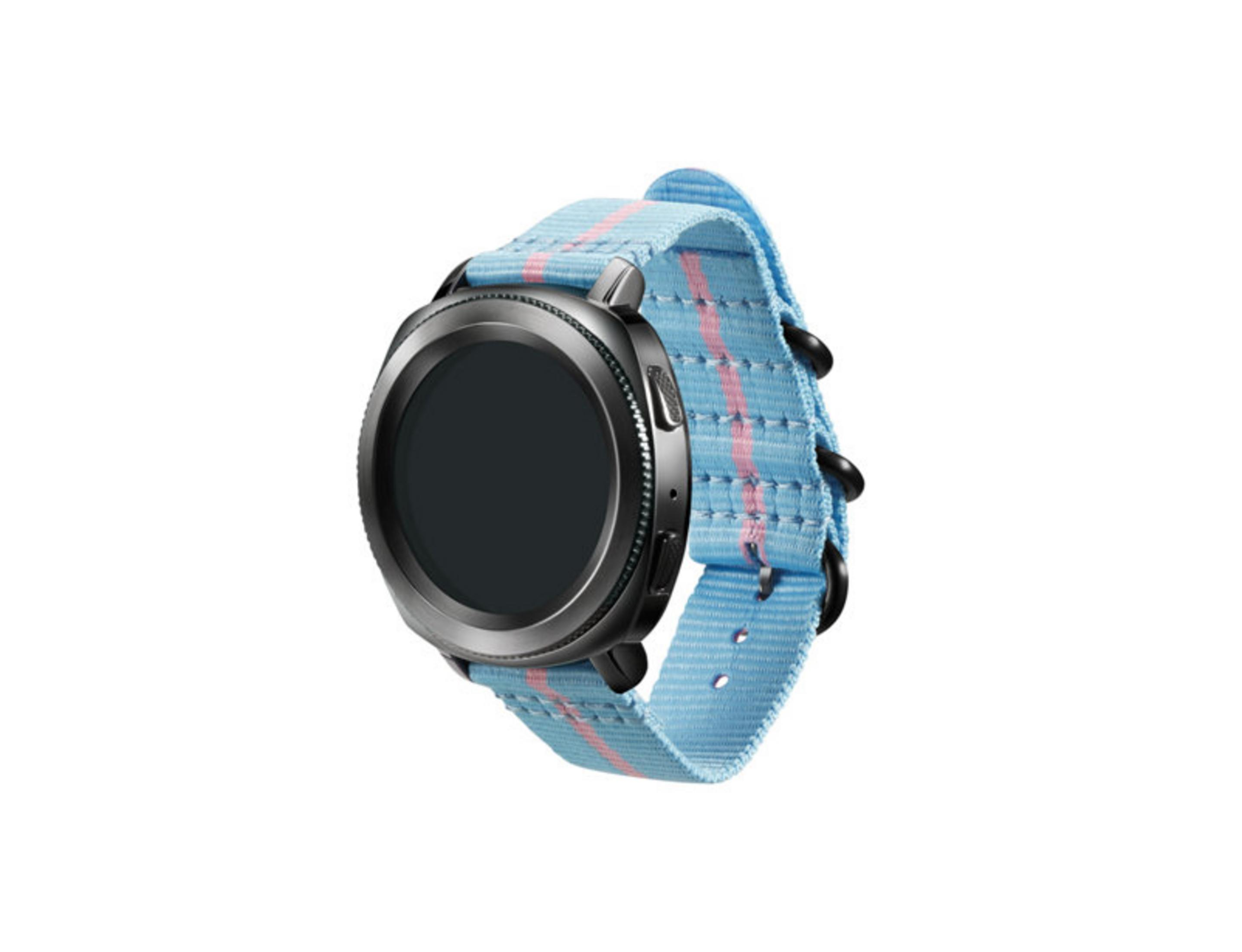 Schwarze Smartwatch mit hellblauem Band mit rosa Streifen, auf weißem Hintergrund, Schrägansicht.