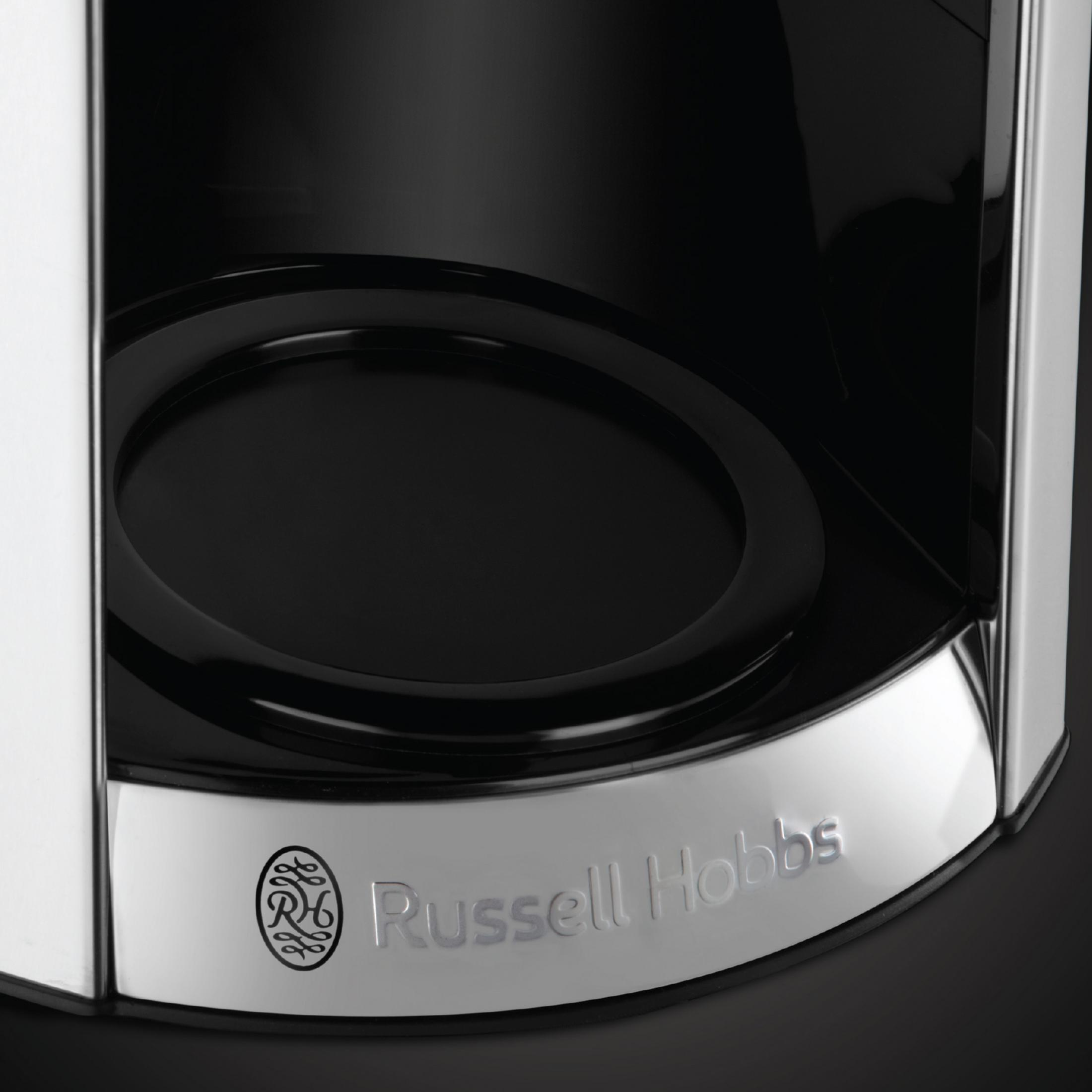 Primo piano di una macchina da caffè Russell Hobbs nera e argento con il logo del marchio.